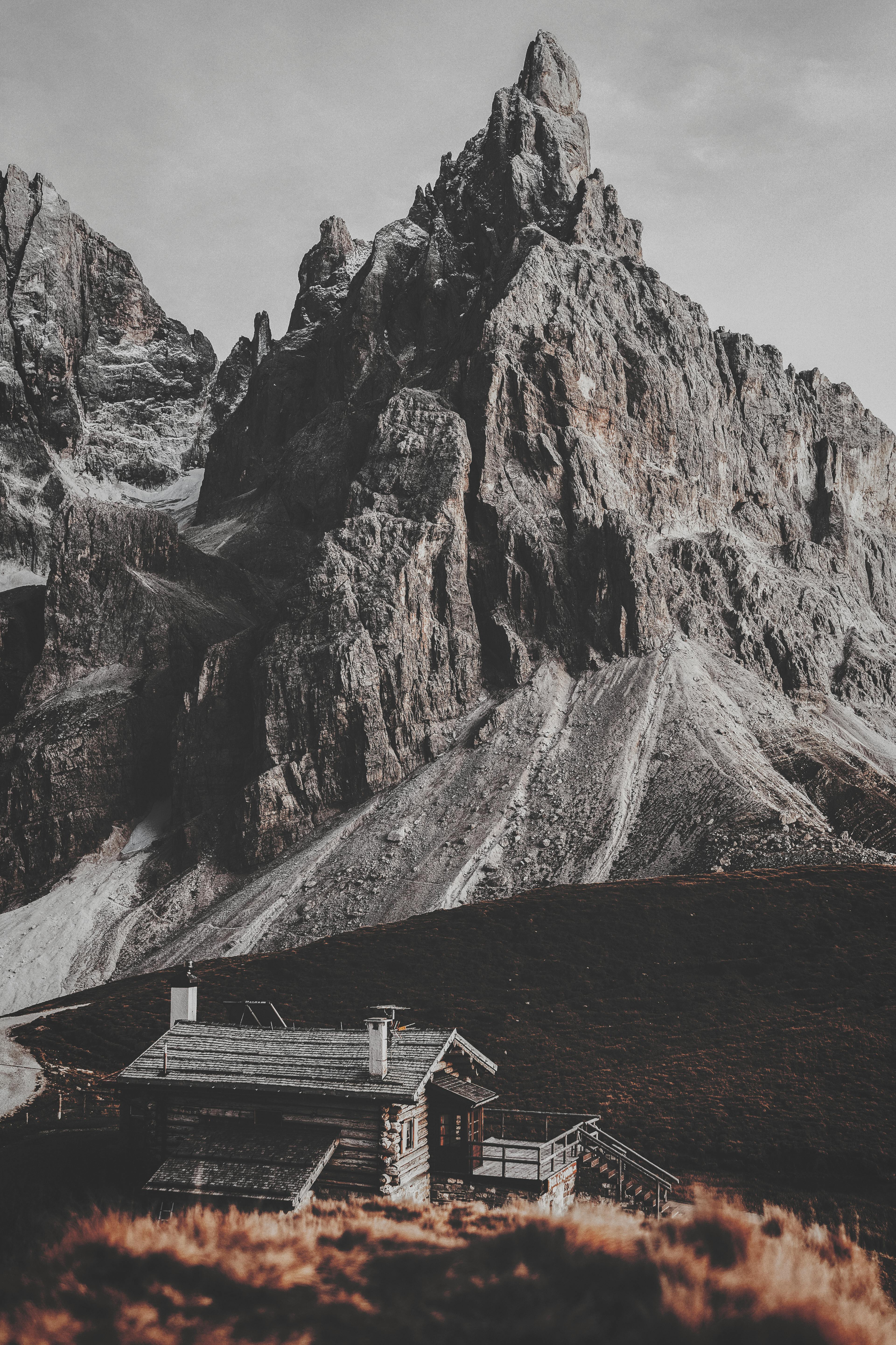 House Near Mountain · Free Stock Photo