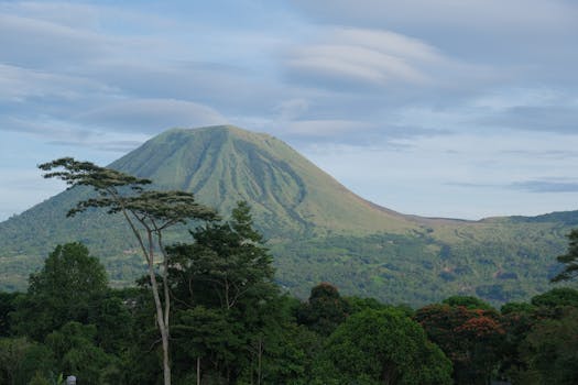Beautiful landscape of Mount Inerie with lush greenery and clear sky.