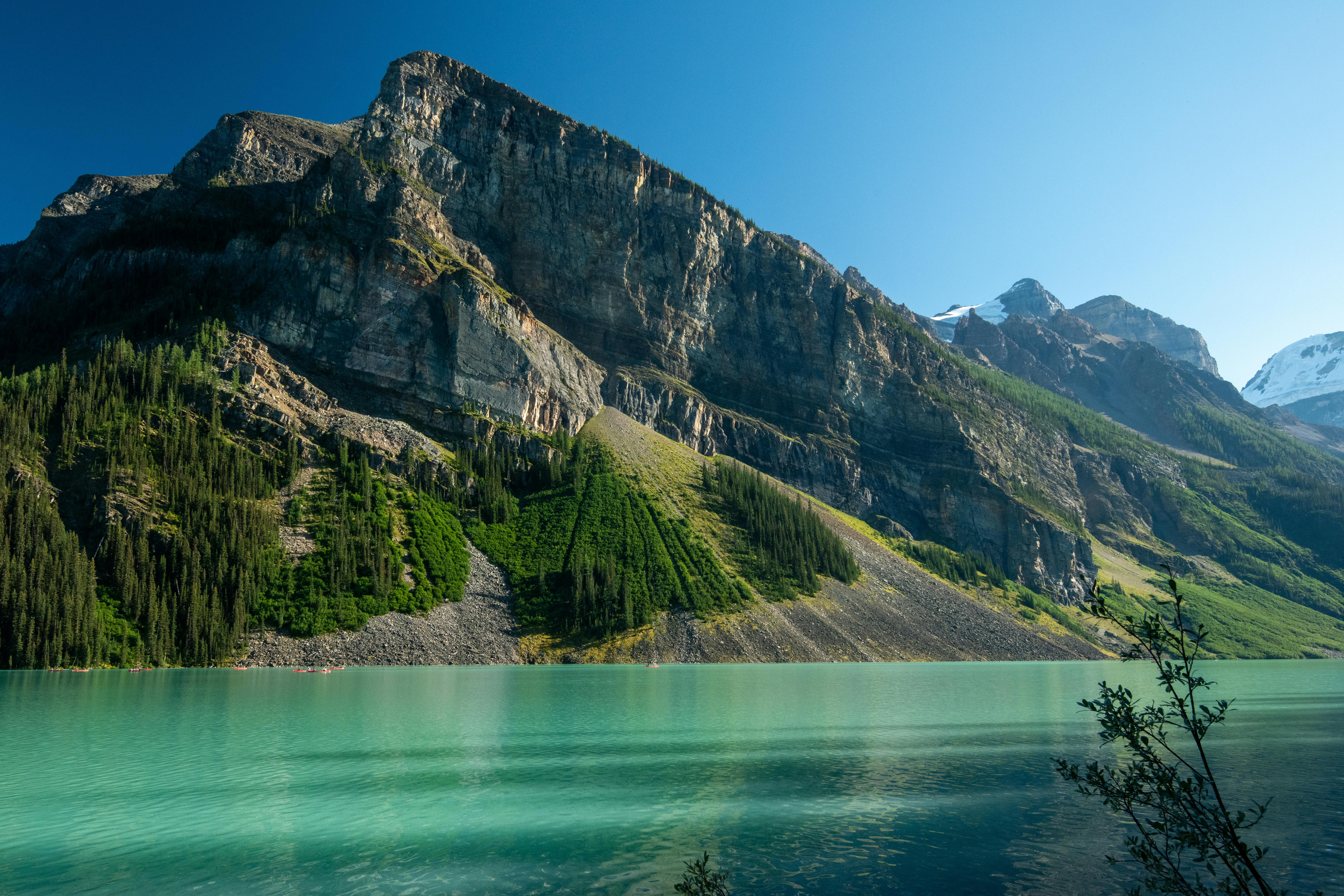 Breathtaking View of Lake Louise and Rocky Mountains · Free Stock Photo, image size:1125x750