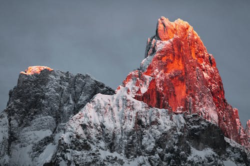 Gratis Gunung Berbatu Yang Tertutup Salju Di Bawah Langit Berawan Foto Stok
