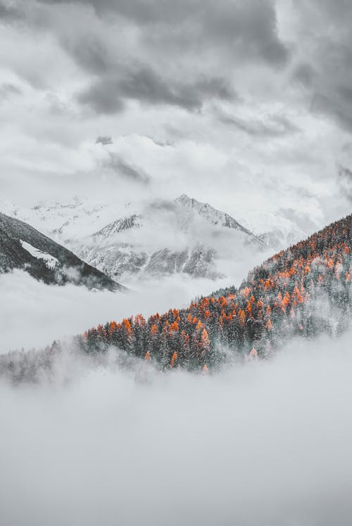 免费 多云的天空下的雪山 素材图片