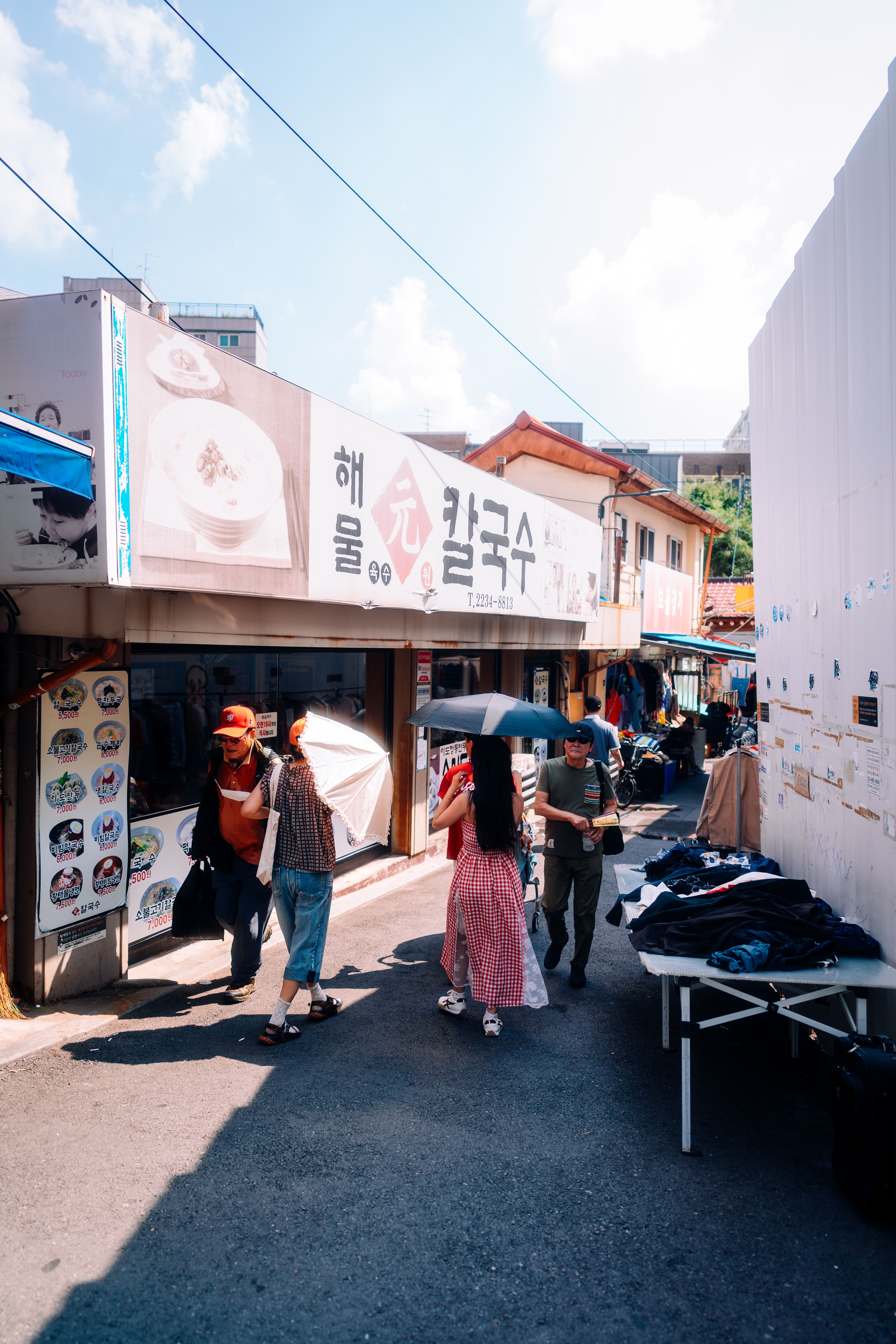 Suasana jalanan Seoul yang menggambarkan atmosfer kreatif dan ramai di sekitar Hongdae Free Market