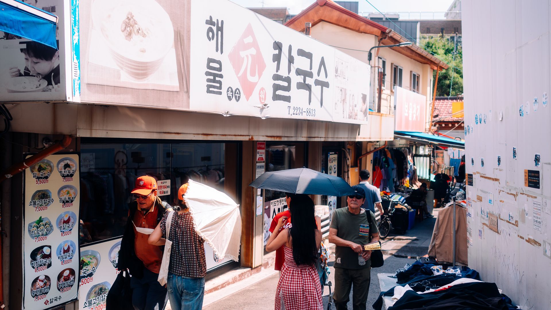 Suasana jalanan Seoul yang menggambarkan atmosfer kreatif dan ramai di sekitar Hongdae Free Market