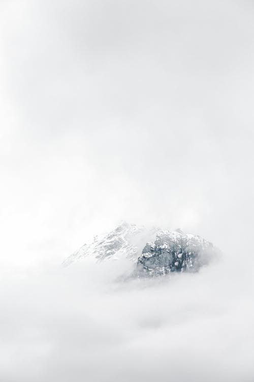 Montaña Cubierta De Niebla