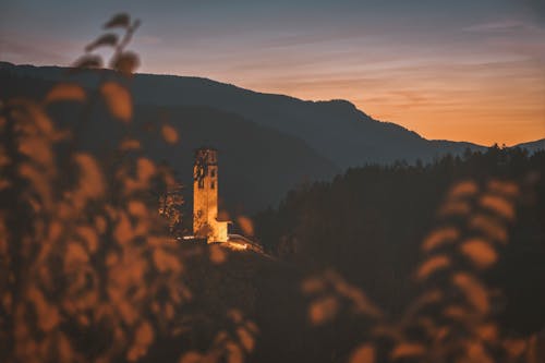 Brauner Betonturm Auf Berg Während Der Goldenen Stunde