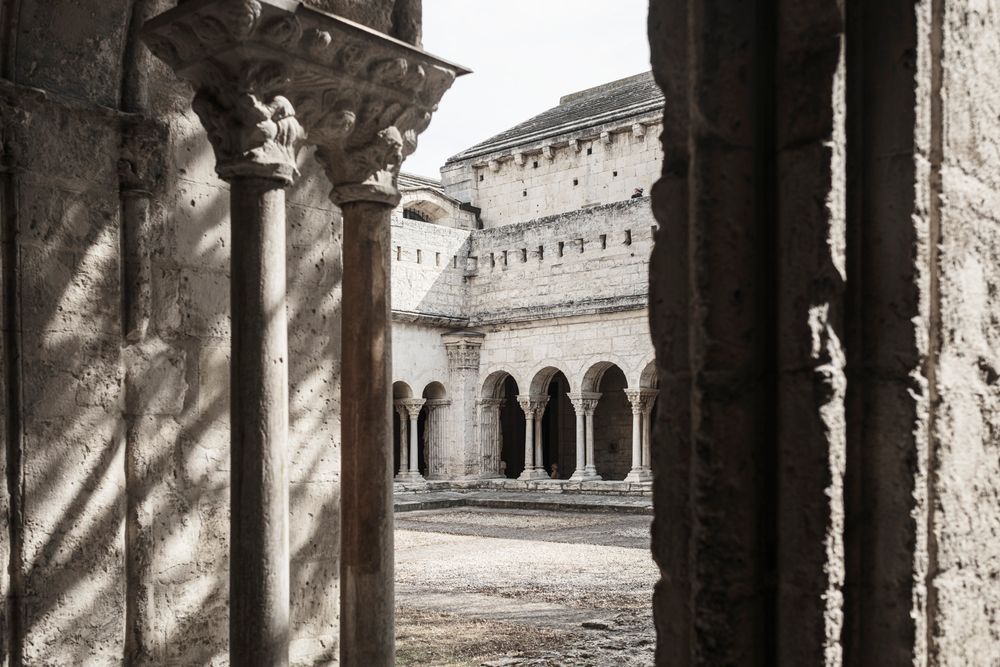 Curte interioară însorită cu arcade, la Arles, în Provence