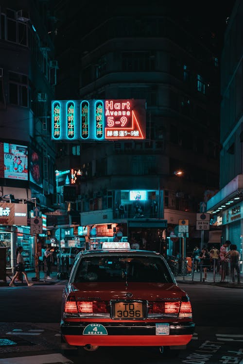 무료 야간에 주차 된 빨간색 차량 스톡 사진