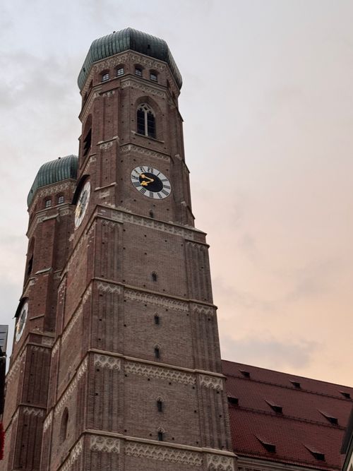 Free Scenic view of Munich's iconic Frauenkirche towers against a pastel evening sky. Stock Photo