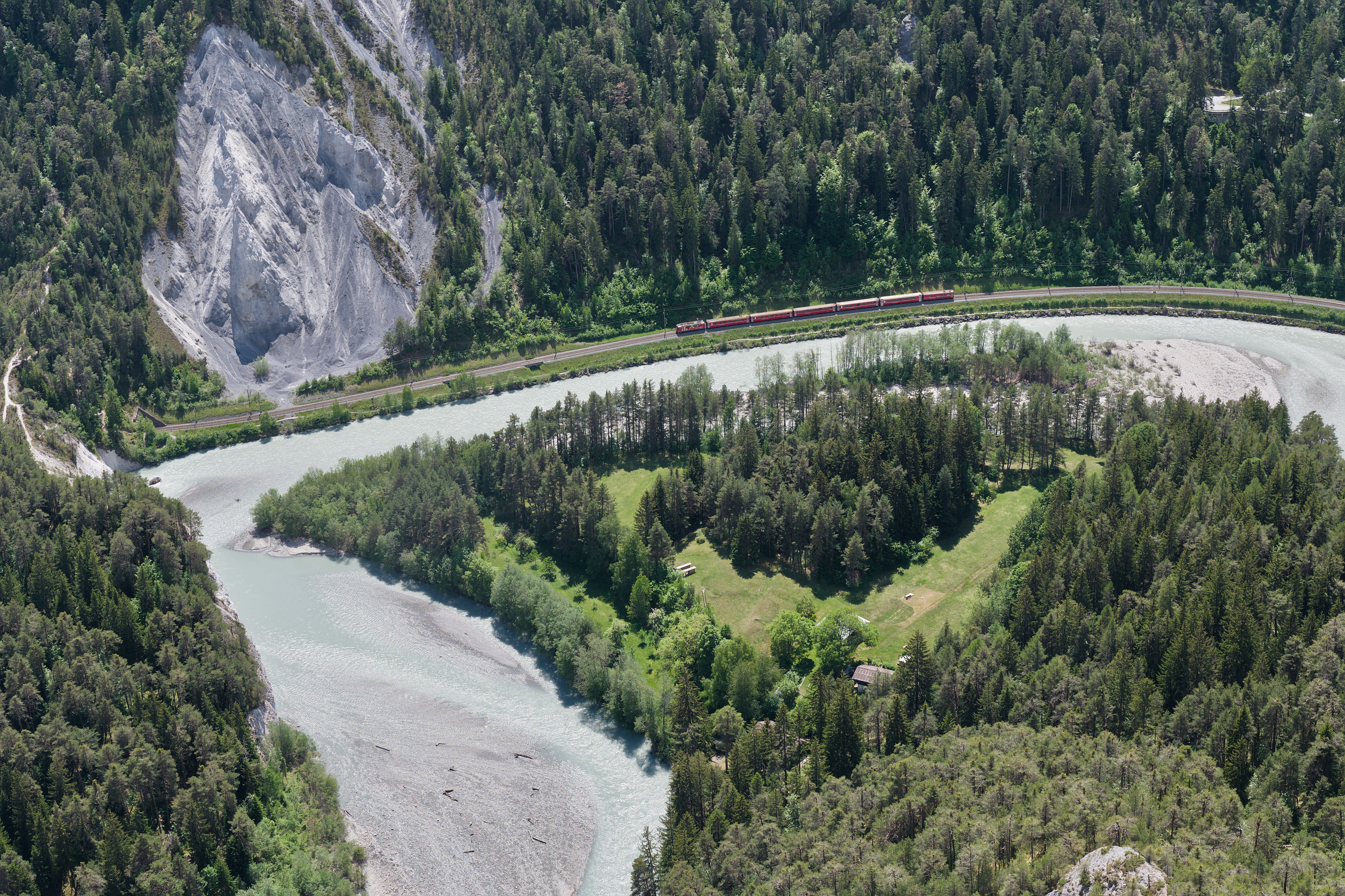 Vista Aérea Panorámica De La Curva Del Río Alpine Y El Tren · Foto de ...