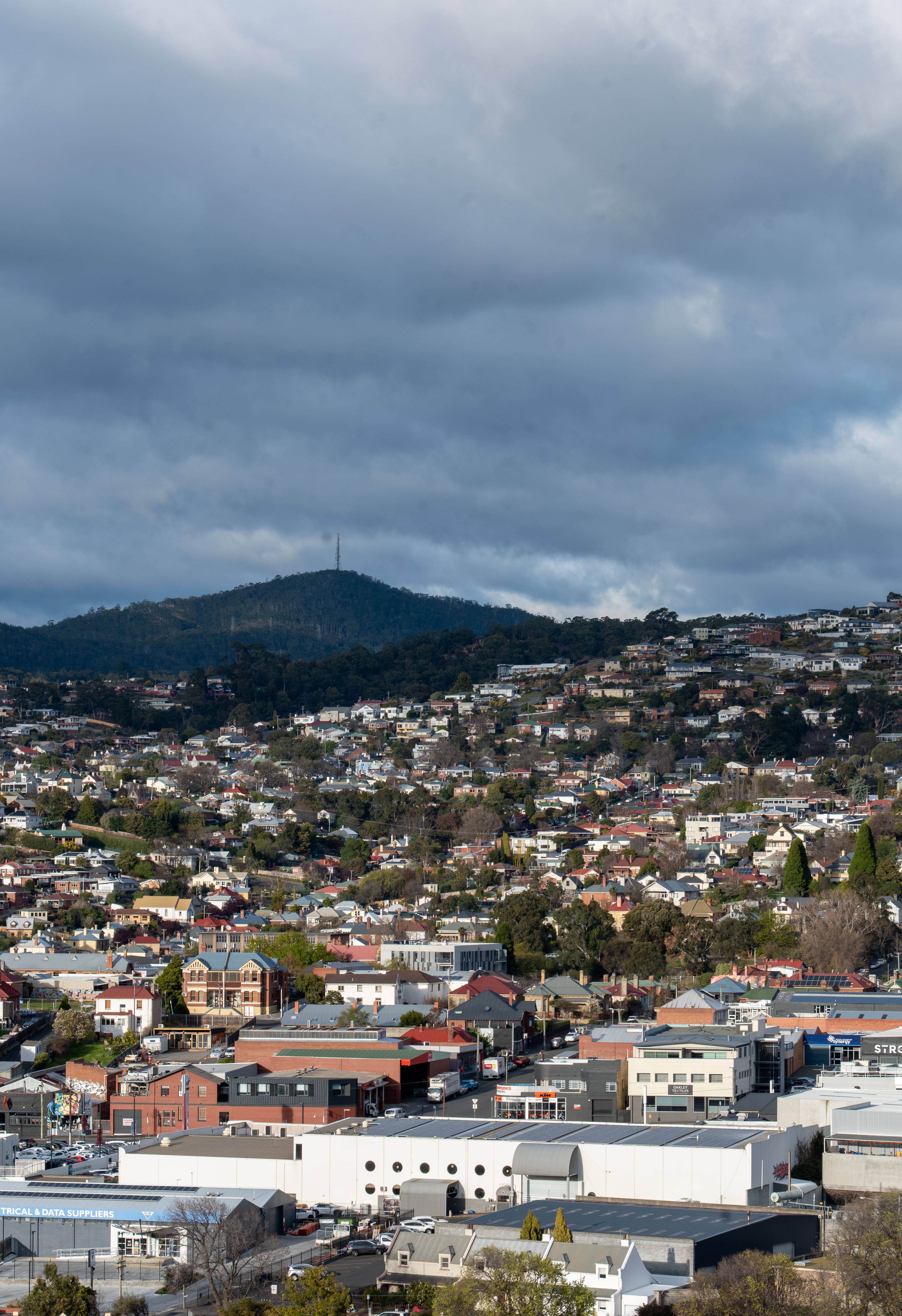 Scenic view of Hobart, Tasmania with Mount Wellington in the background, showcasing urban landscape.