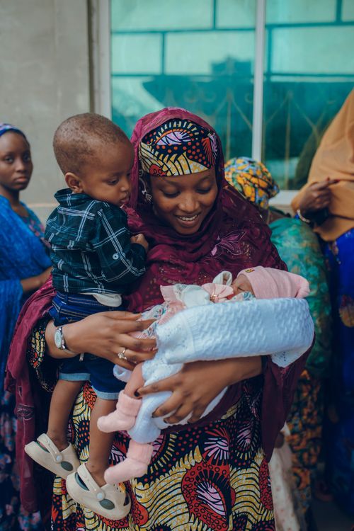 Free A joyful moment of a Nigerian family celebrating with children, embodying cultural and familial love. Stock Photo