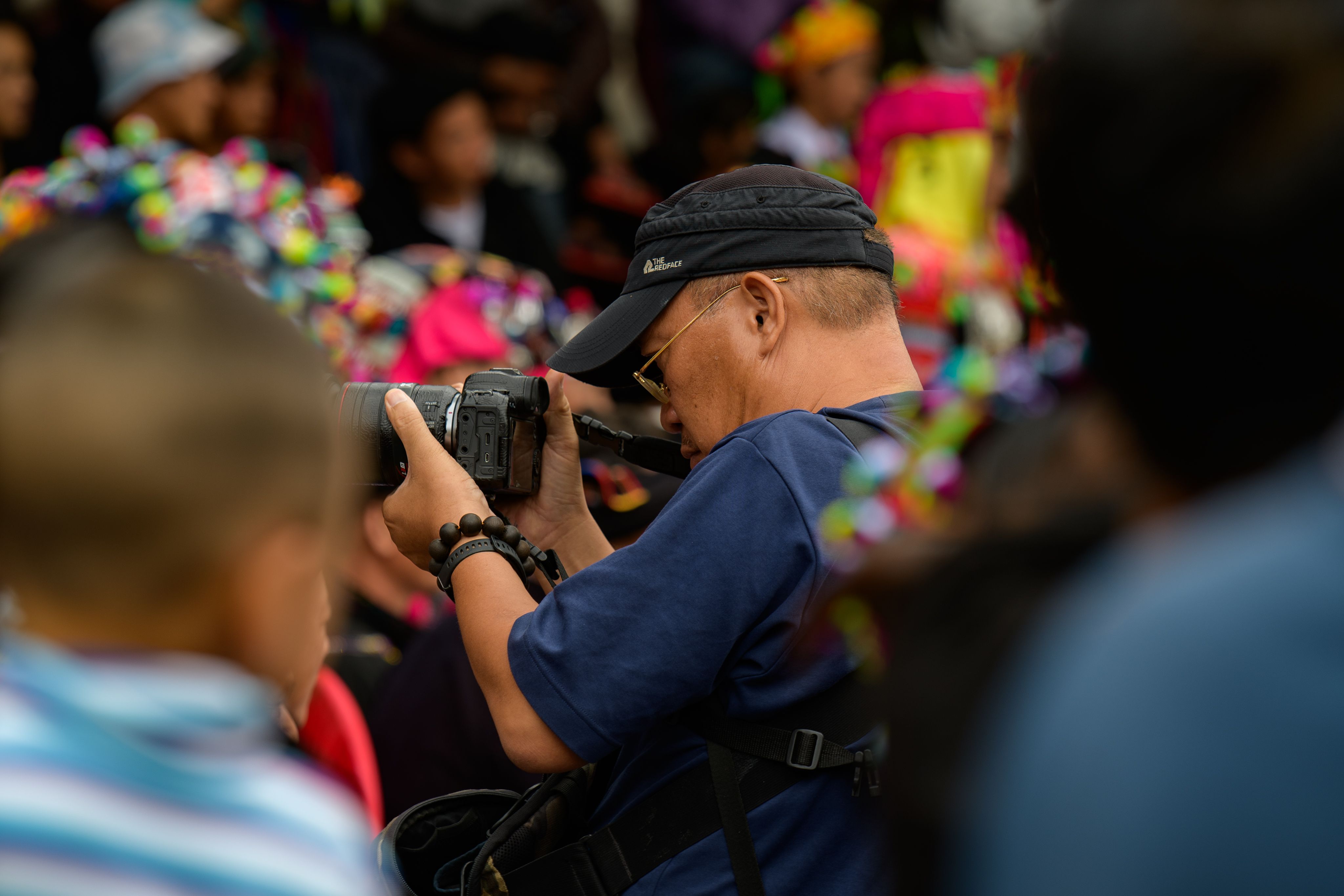 Sommerfestnächte fotografieren: Feuerwerk, Bühnen und Bewegung — lassen Sie sich von der Szene beim Fotografieren führen