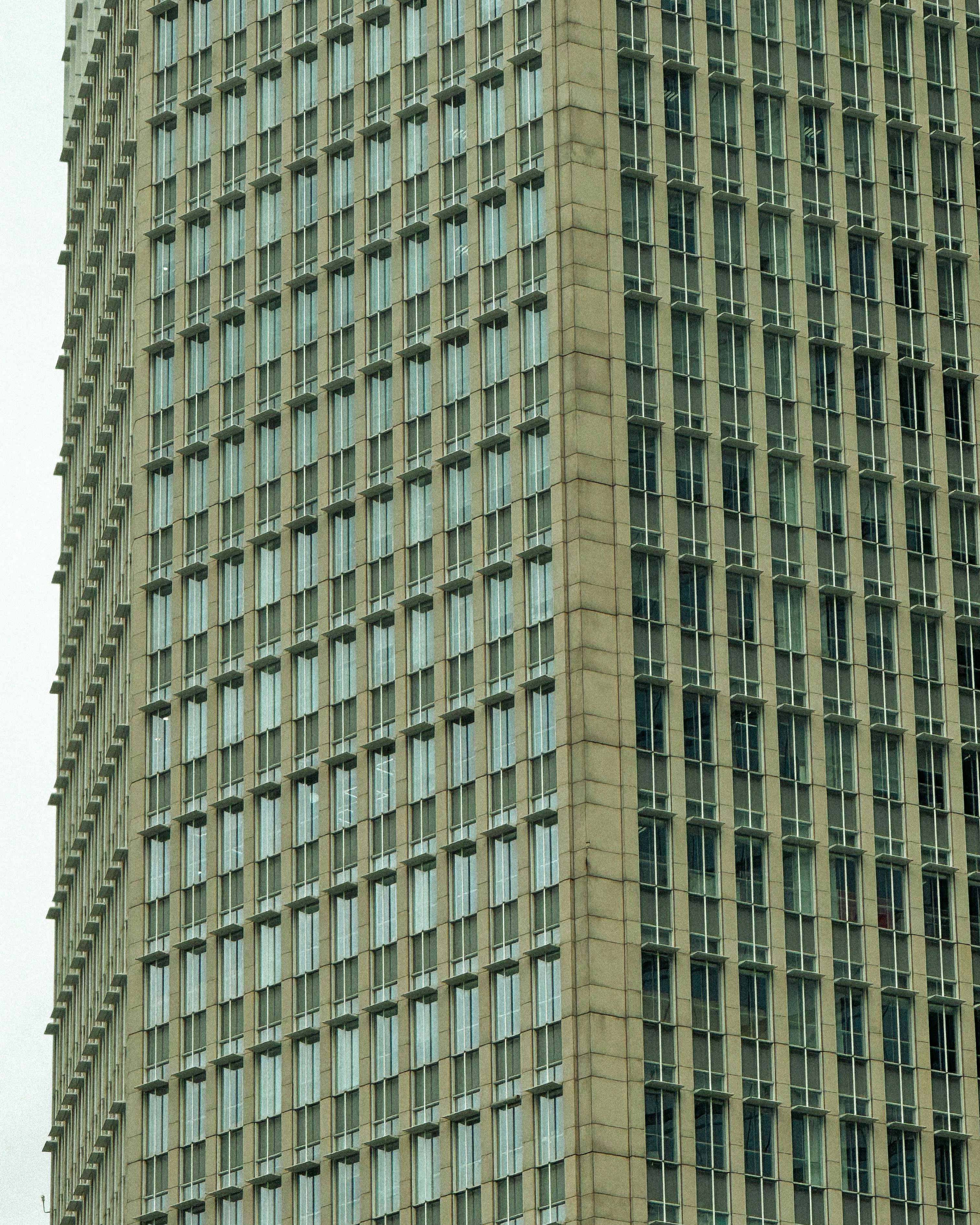 gratis Close-up van de gevel van een modern glazen kantoorgebouw bij daglicht. Stockfoto