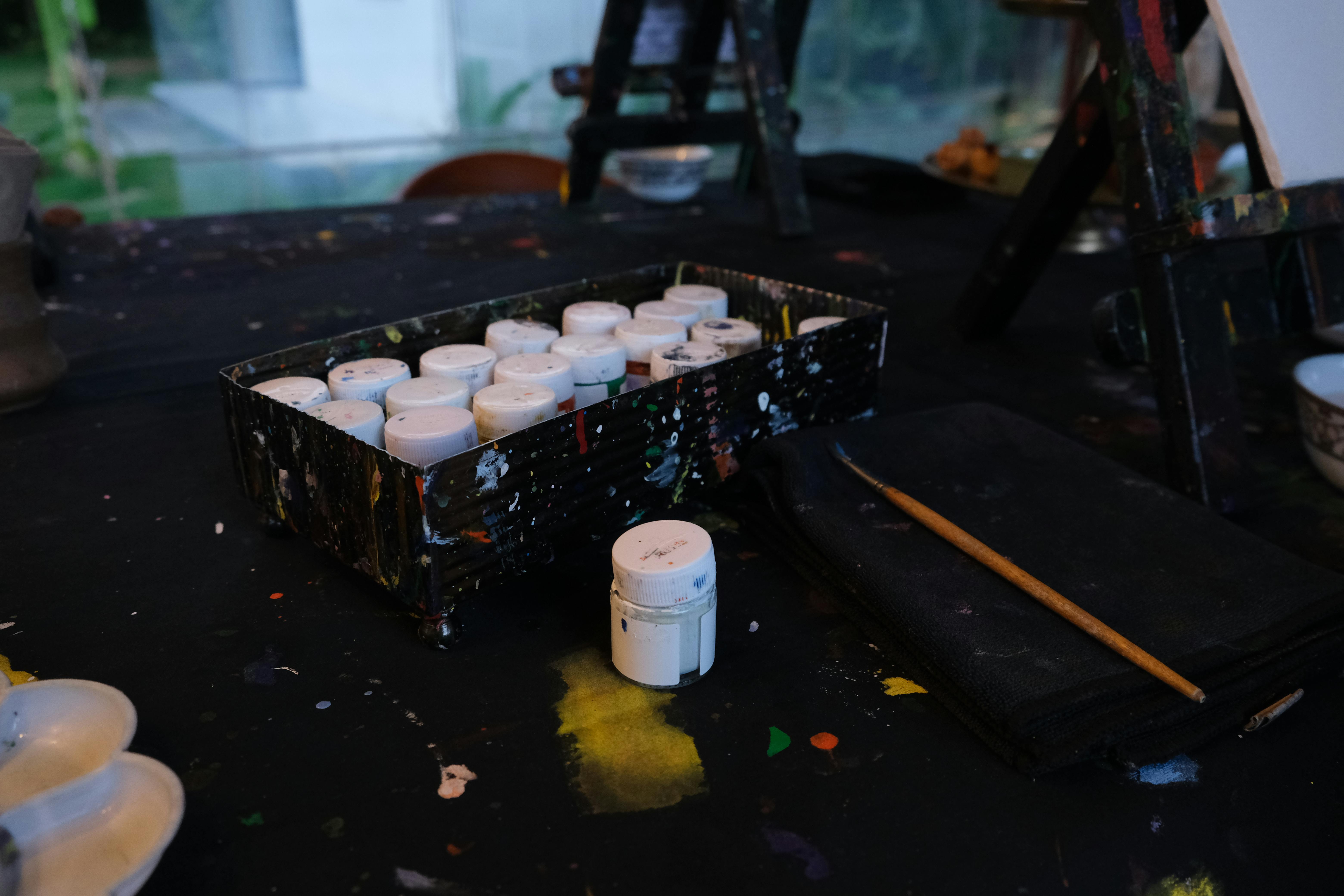 grátis Materiais de arte dispostos em um espaço de trabalho em Nandi Hills, Índia, prontos para a criatividade. Foto profissional