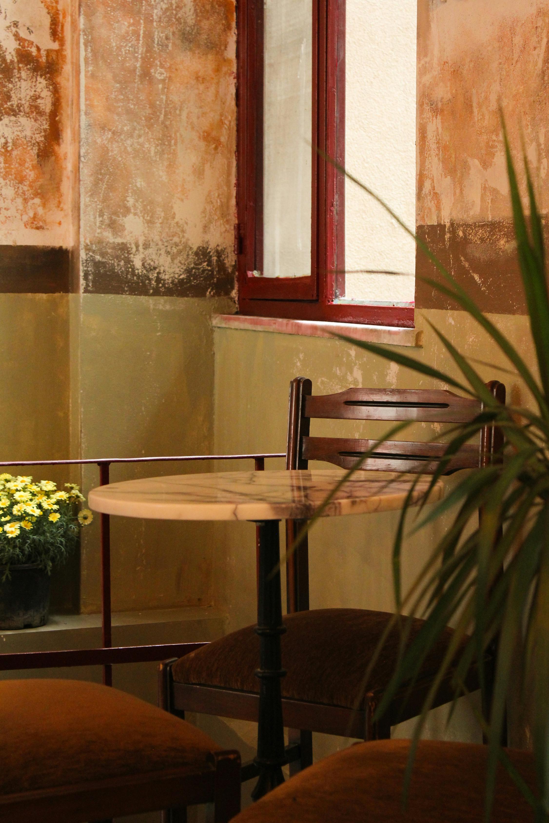 Gratuit Atmosferă caldă și intimă de cafenea, cu farmec rustic și elemente de design clasic. Fotografie de stoc