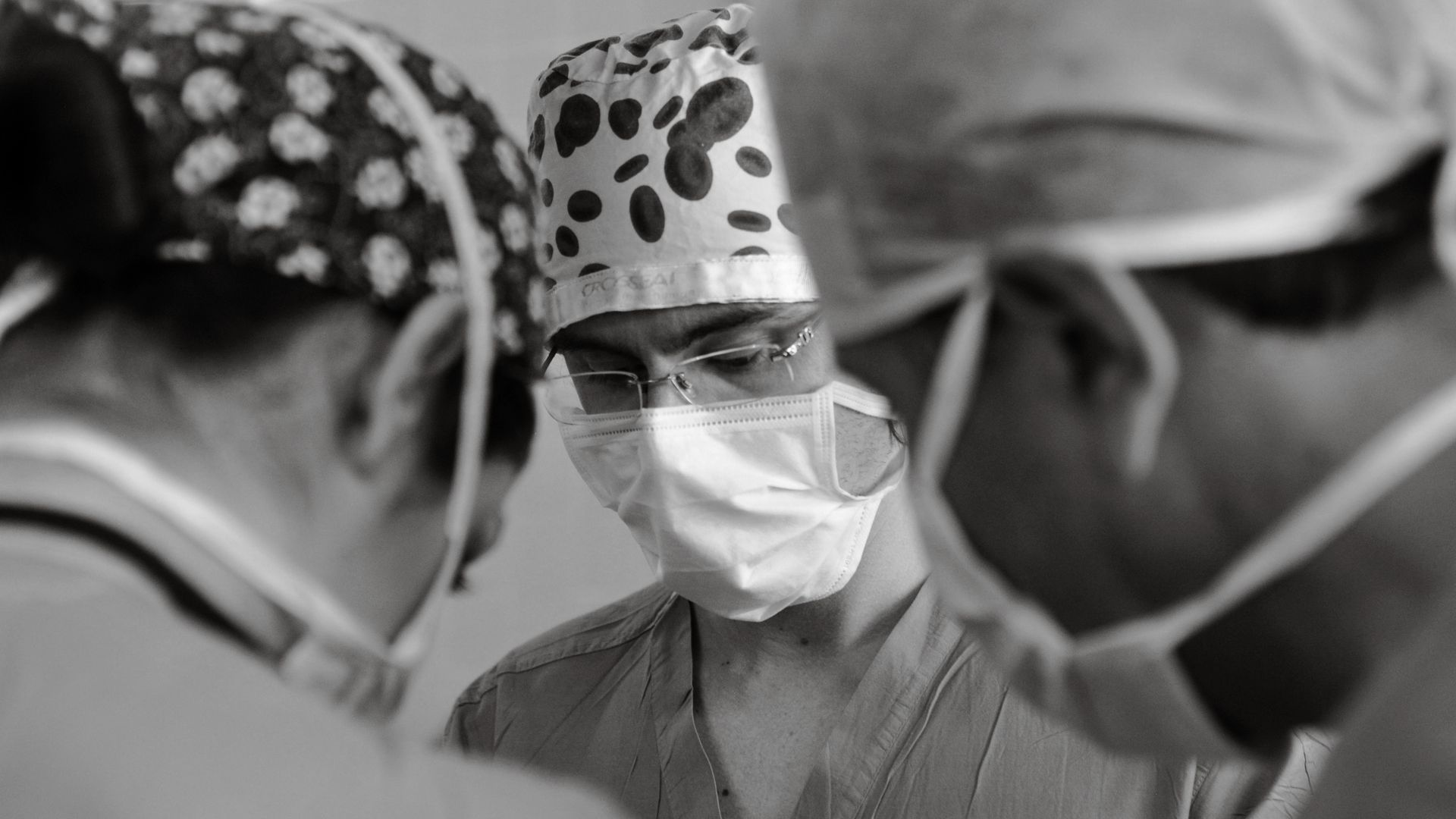 Modafinil for Surgeons: A Game-Changer in the Operating Room Focused medical team performing surgery in a hospital operating room — modafinil for surgeons