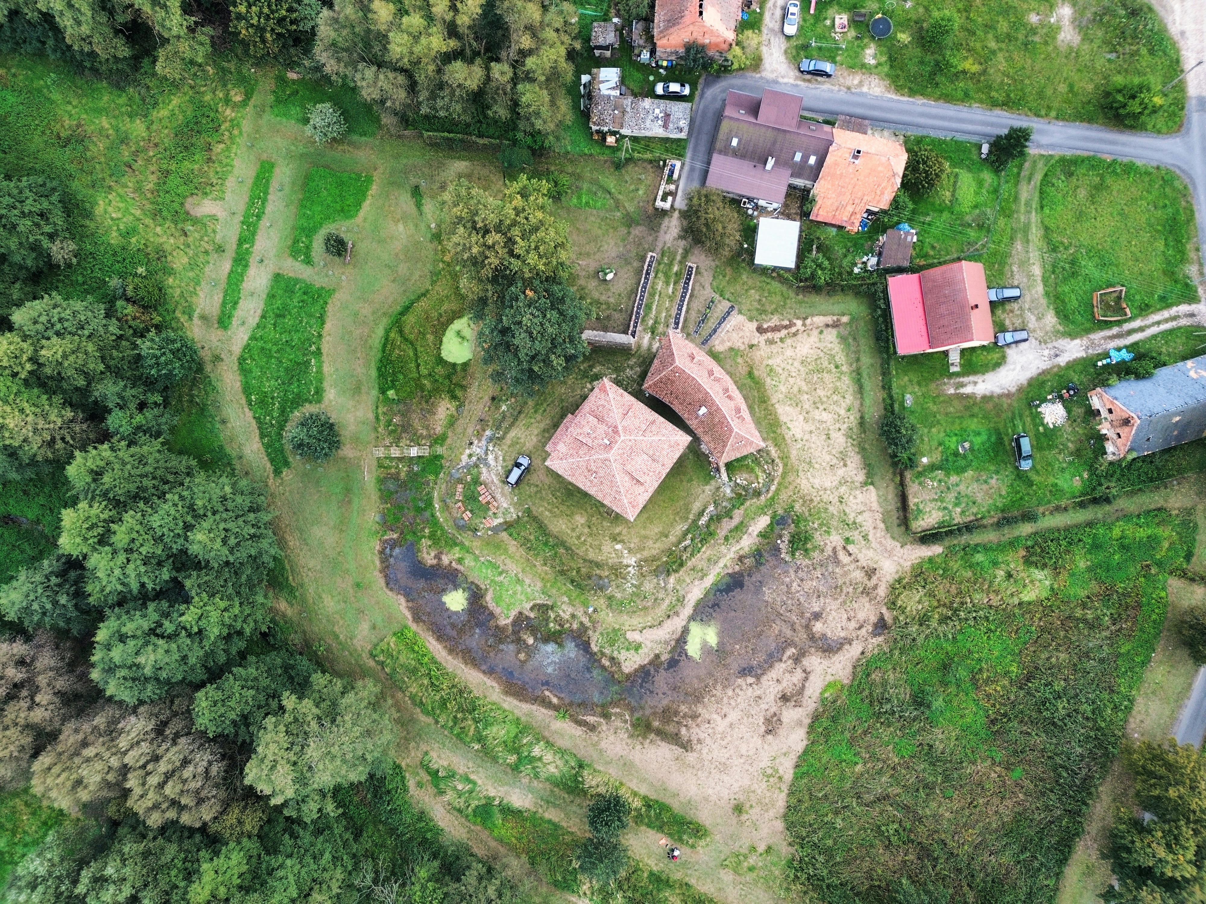 grátis Foto aérea de campo com casas e campos verdes. Foto profissional