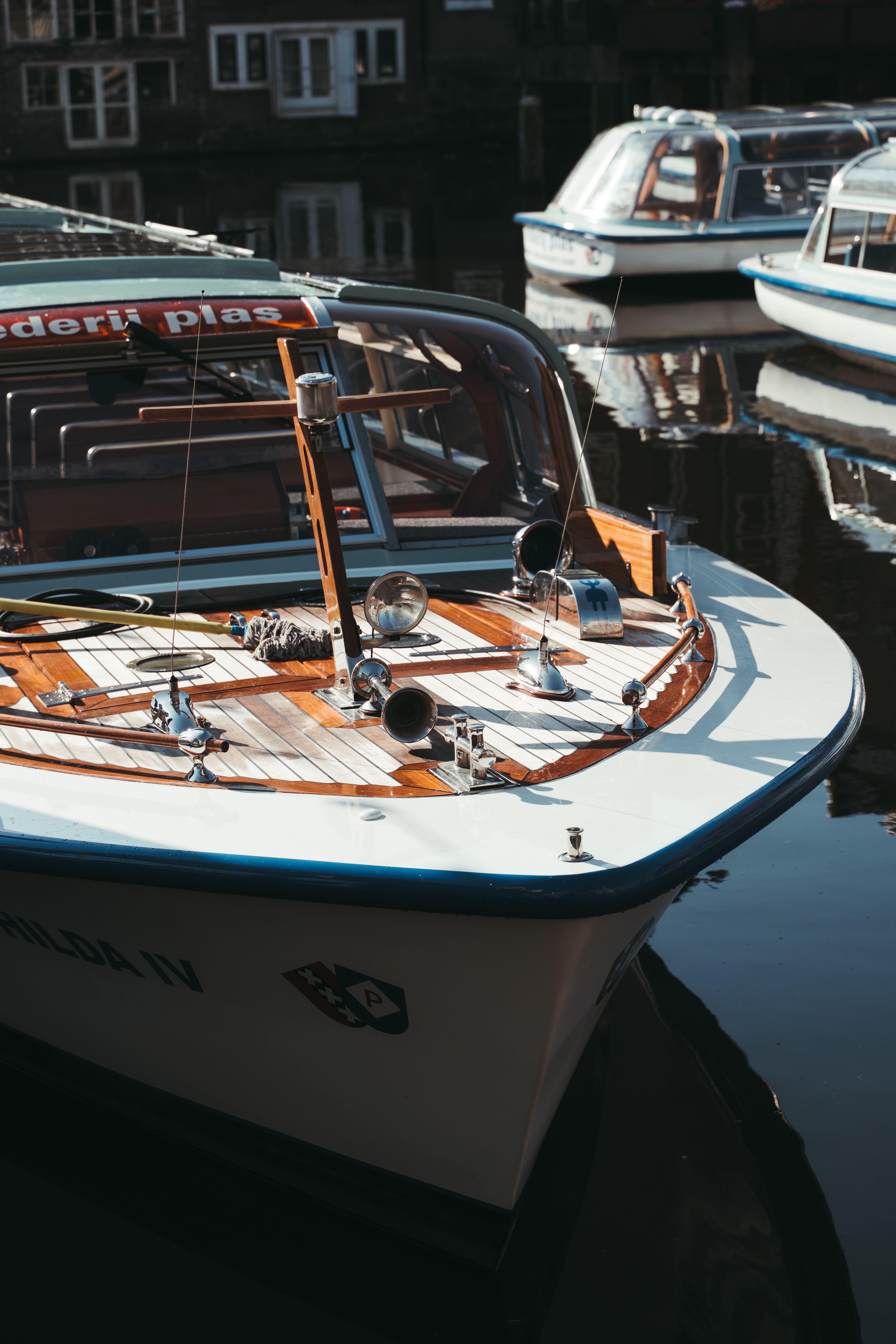 Barcă vintage de lemn pe un canal din Amsterdam într-o zi senină