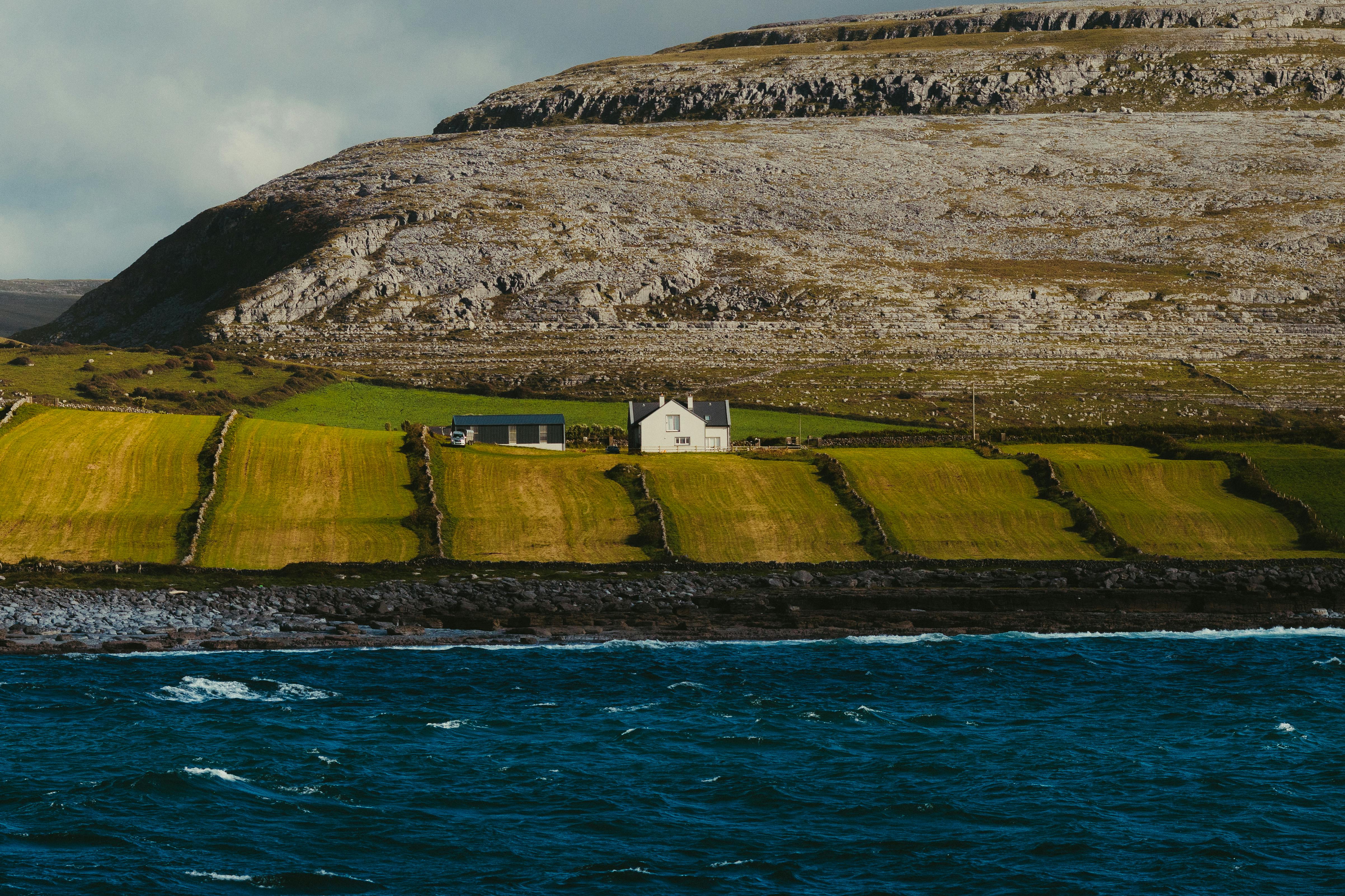Top tips to visit Ireland on a budget — Photo by Jonathan Borba on Pexels