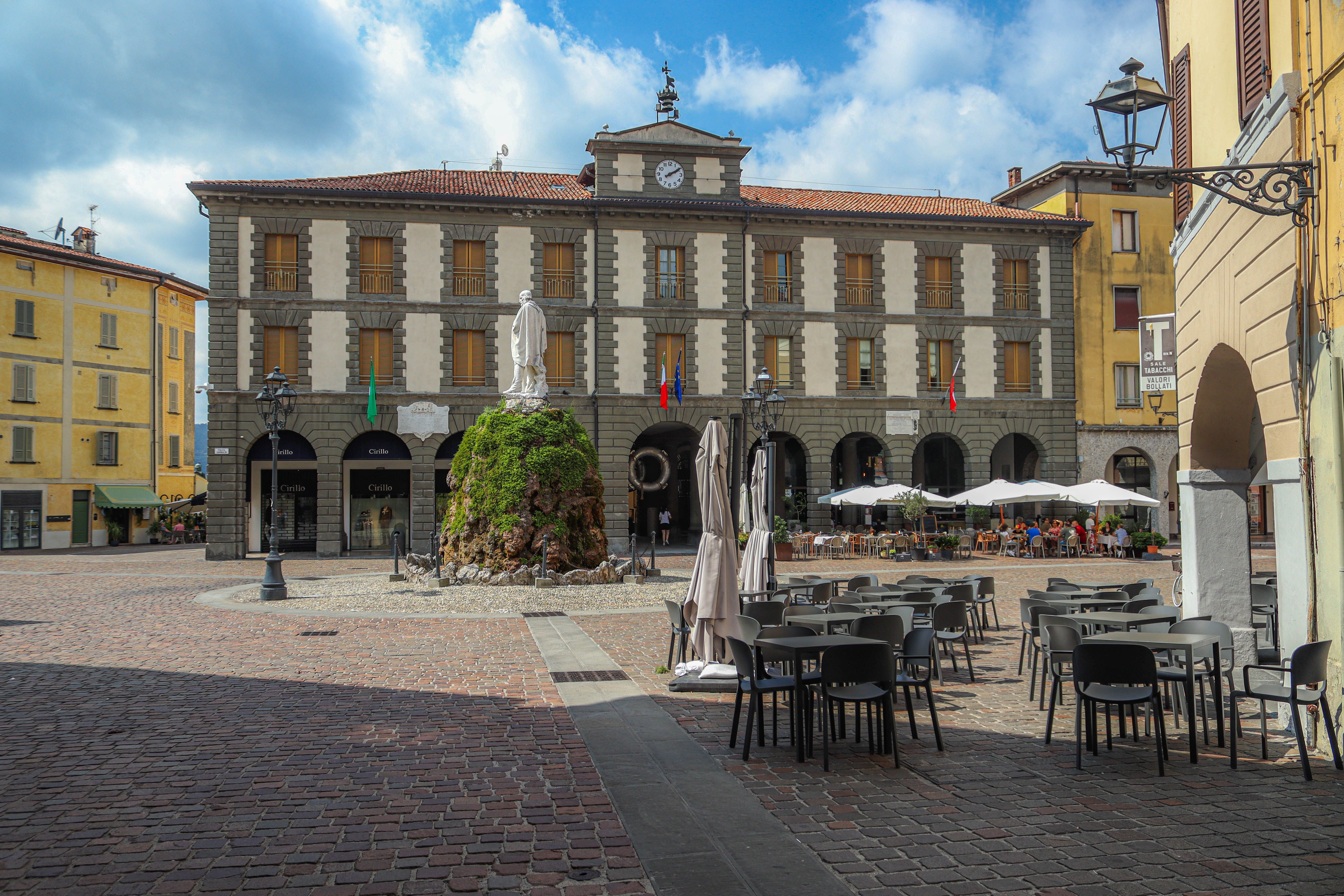 Quaint Italian Piazza with Historic Architecture · Free Stock Photo