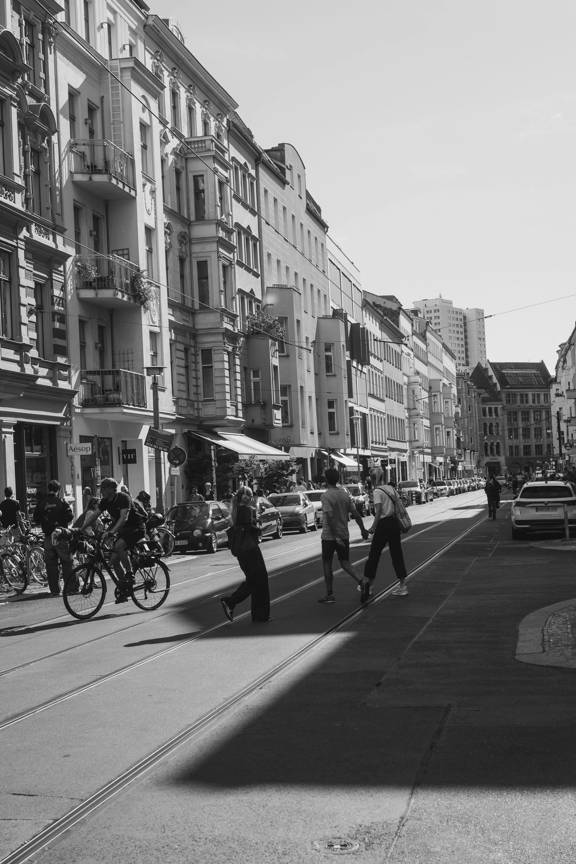 Miễn phí Bức ảnh đen trắng về một con phố nhộn nhịp ở Berlin, ghi lại kiến trúc đô thị và người đi bộ. Ảnh lưu trữ