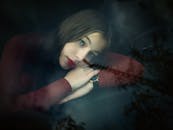 一位女士若有所思地凝视着窗外