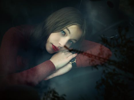 一位女士若有所思地凝视着窗外