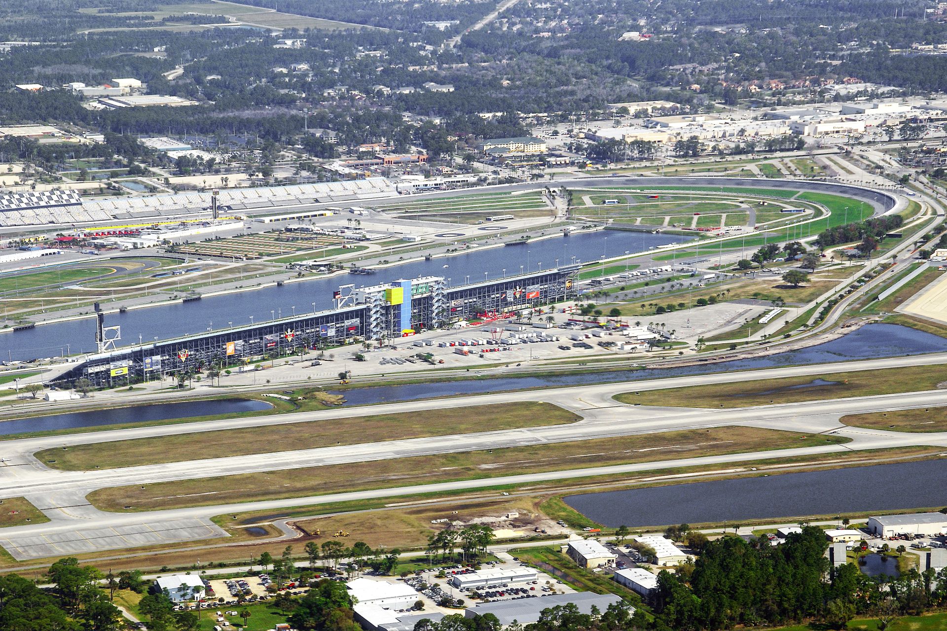 Un circuit de course ovale vide et des tribunes en plein jour.