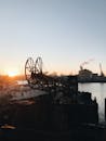 日出时分，基辅的一个工业港被捕捉到，起重机和机械的轮廓映衬在温暖的天空中
