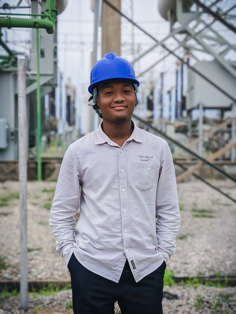 วิศวกรไฟฟ้าสวมหมวกนิรภัยตรวจงานที่สถานีไฟฟ้าย่อย