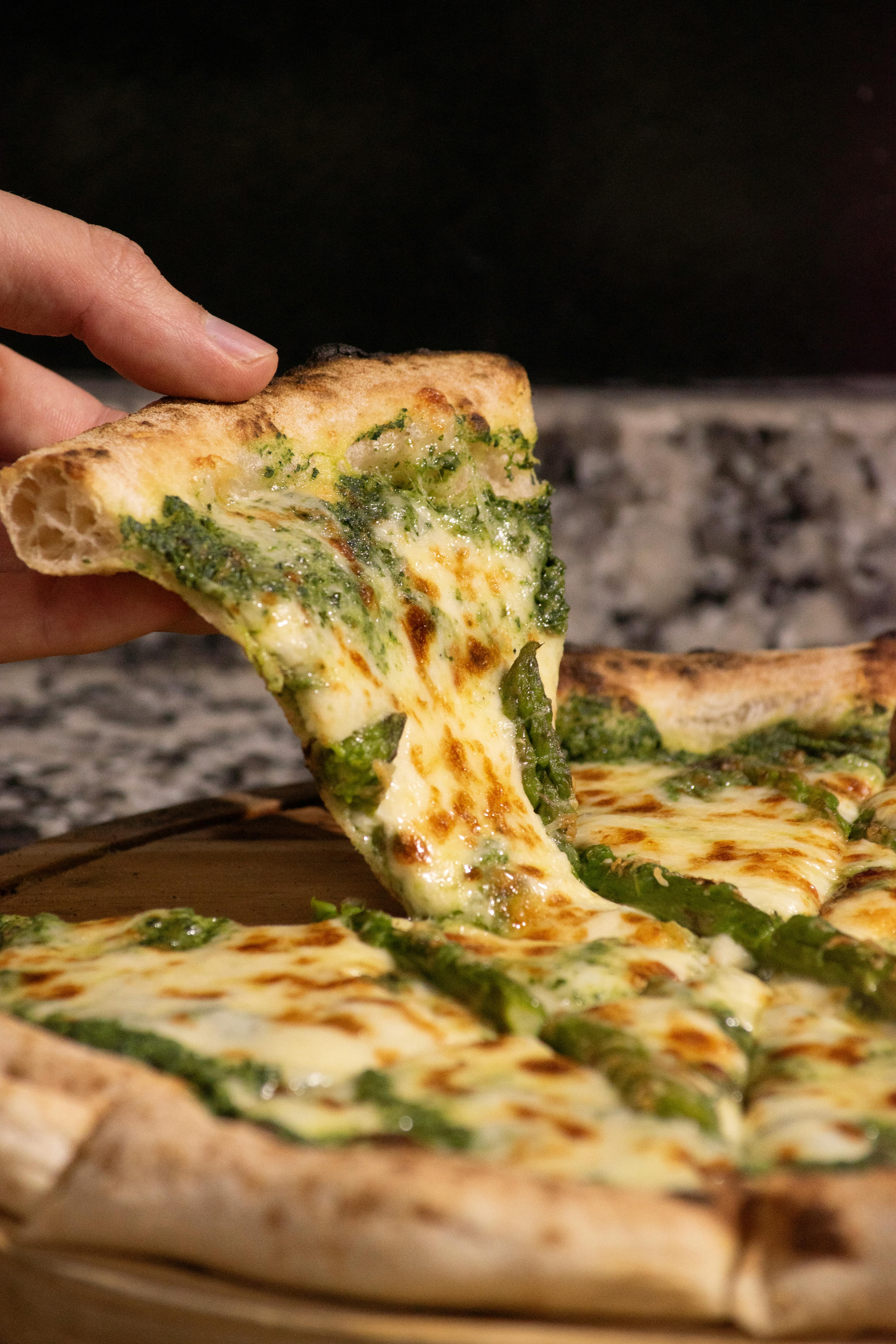 Tortilla española de claras con espinaca, servida en plato blanco