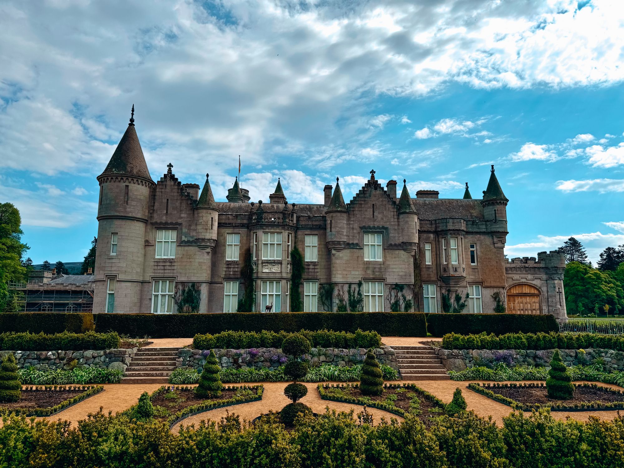 Castillo de piedra rodeado de césped y bosque en las Tierras Altas de Escocia
