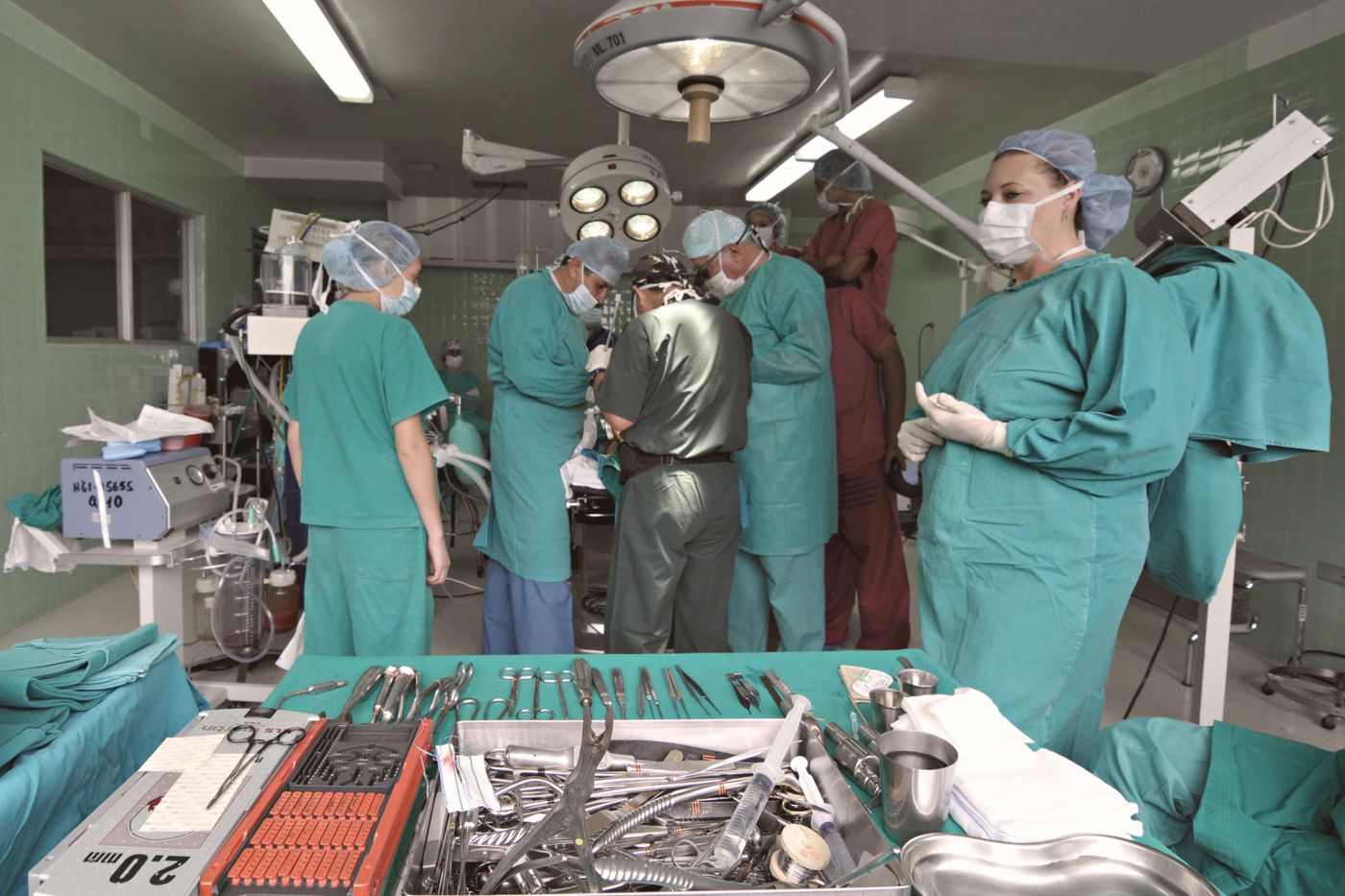 Un equipo médico y sus instrumentos en un quirófano