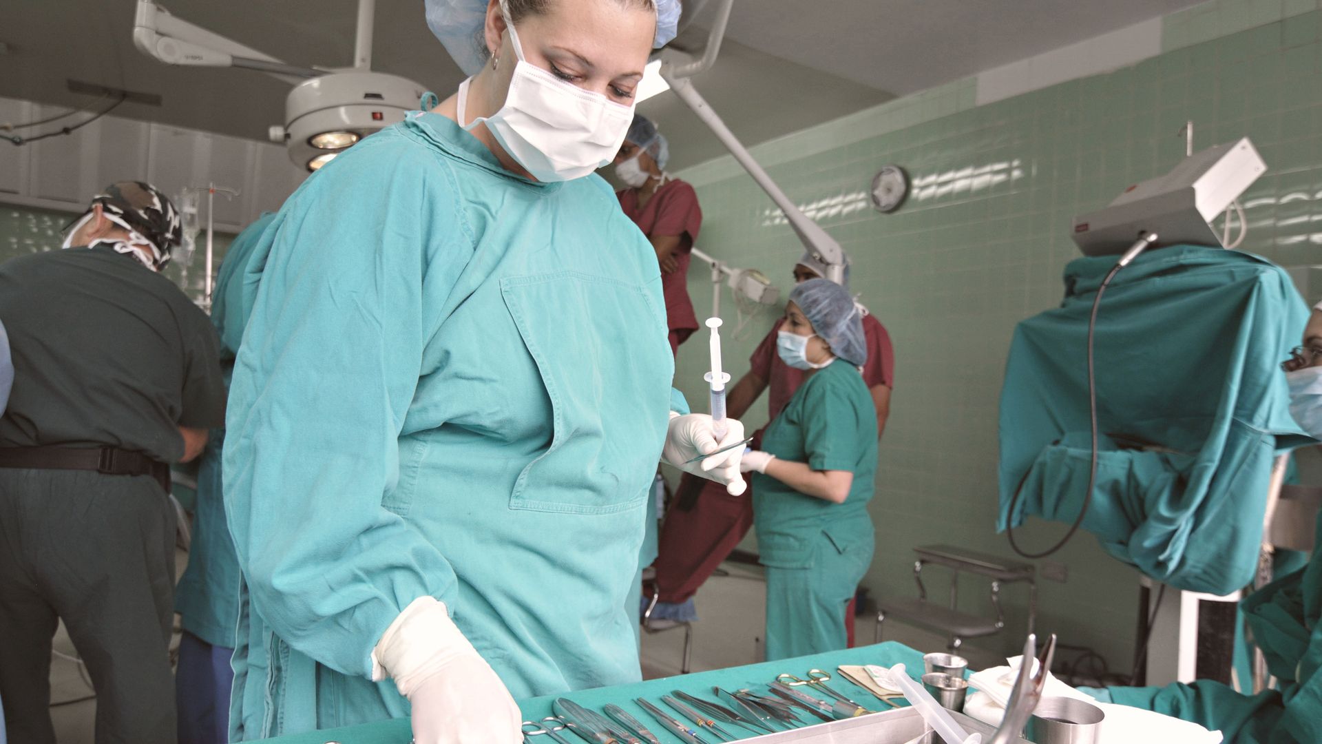 Modafinil for Surgeons: Exploring the Benefits of Smart Drugs 6 Surgeons and nurses in an operating room preparing for surgery with medical tools — modafinil for surgeons