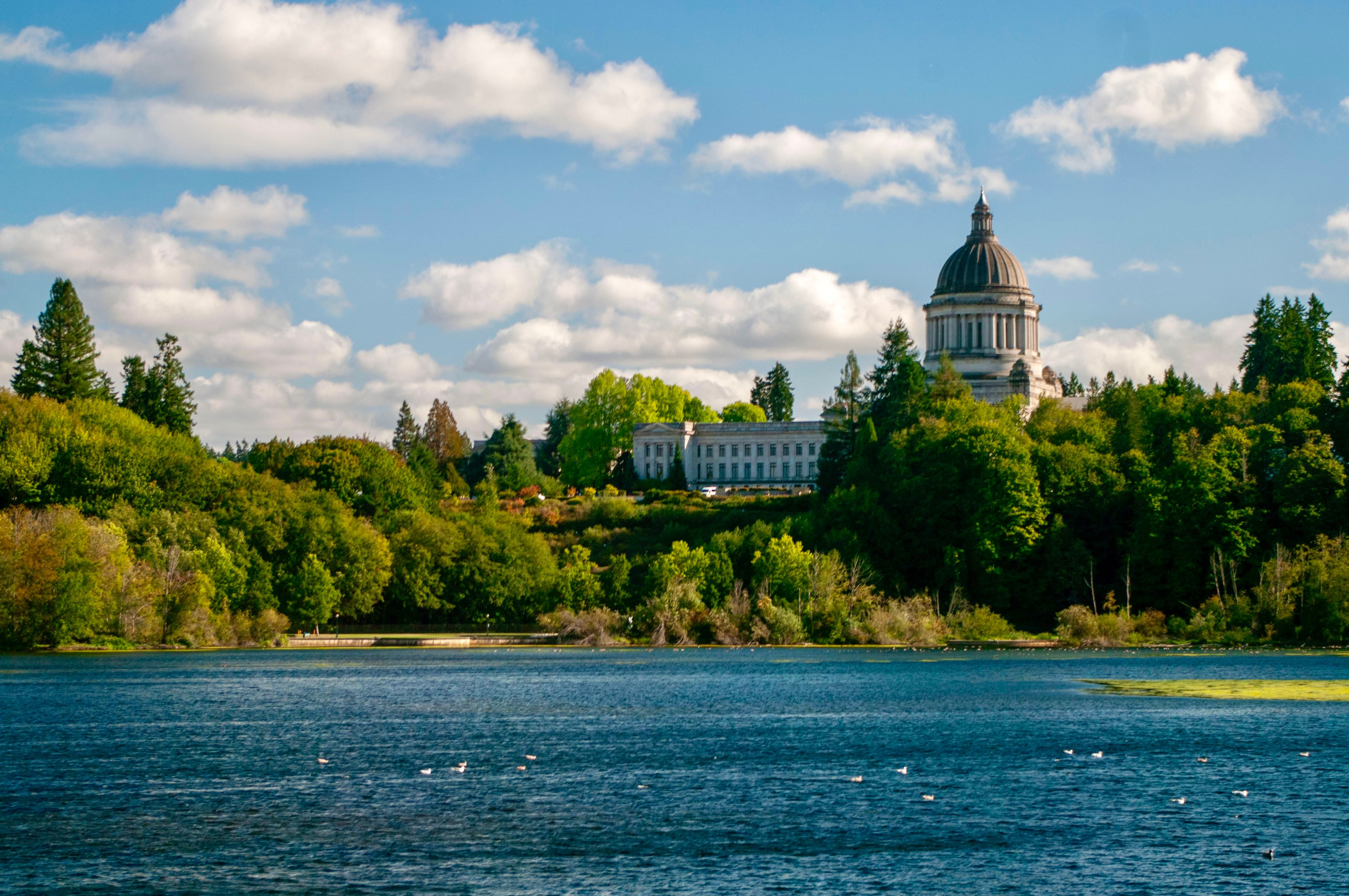 Olympia: Washington State Capitol above the lake in Olympia