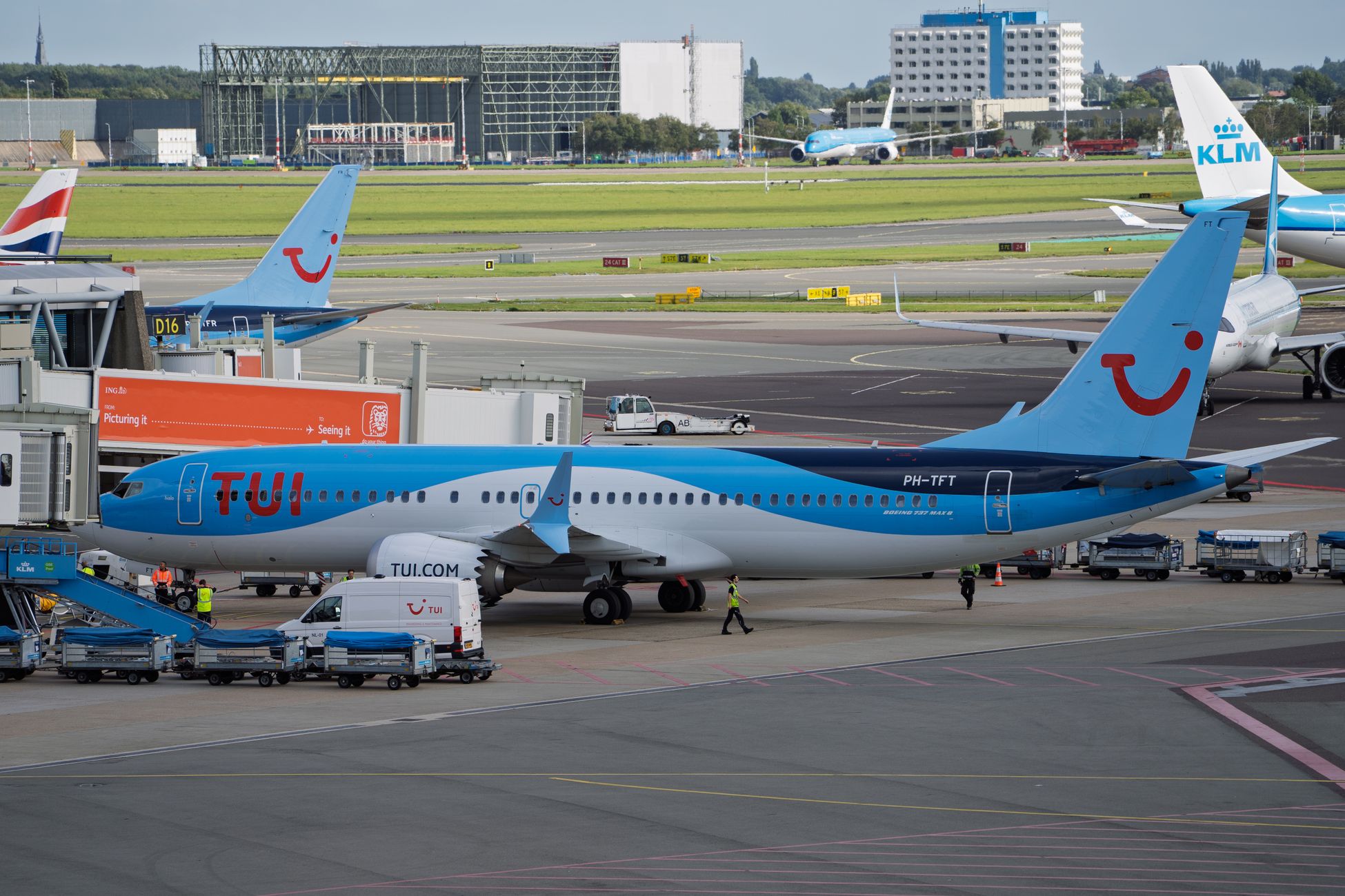 Schiphol halveert aantal bagagebedrijven