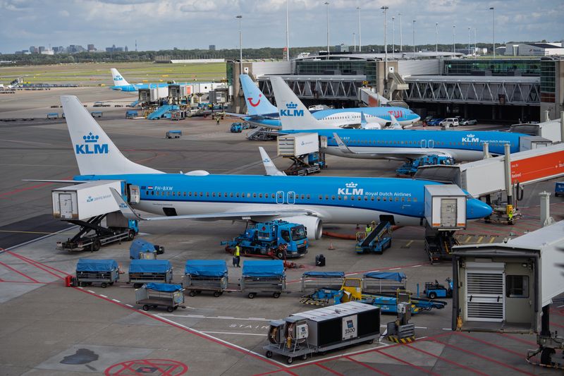 New airline bookings with live agent support