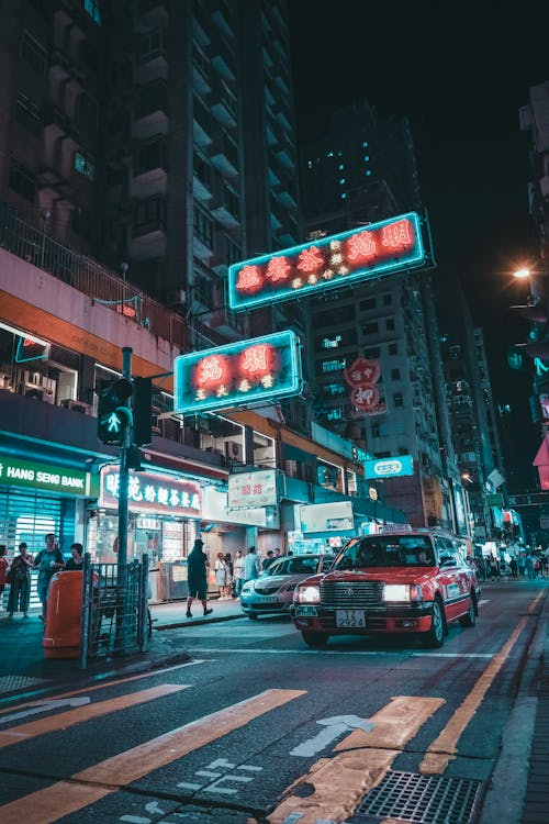Ảnh đường phố ban đêm: Hòa mình vào không khí đêm tuyệt vời của thành phố với bộ sưu tập ảnh đường phố ban đêm tuyệt đẹp. Chụp những tấm ảnh đầy lãng mạn và gửi chúng cho bạn bè của bạn để thể hiện đam mê của mình với niềm đam mê đô thị.