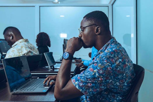 Studenti in un corso di informatica che imparano a programmare e a sviluppare software ad Accra, Ghana.