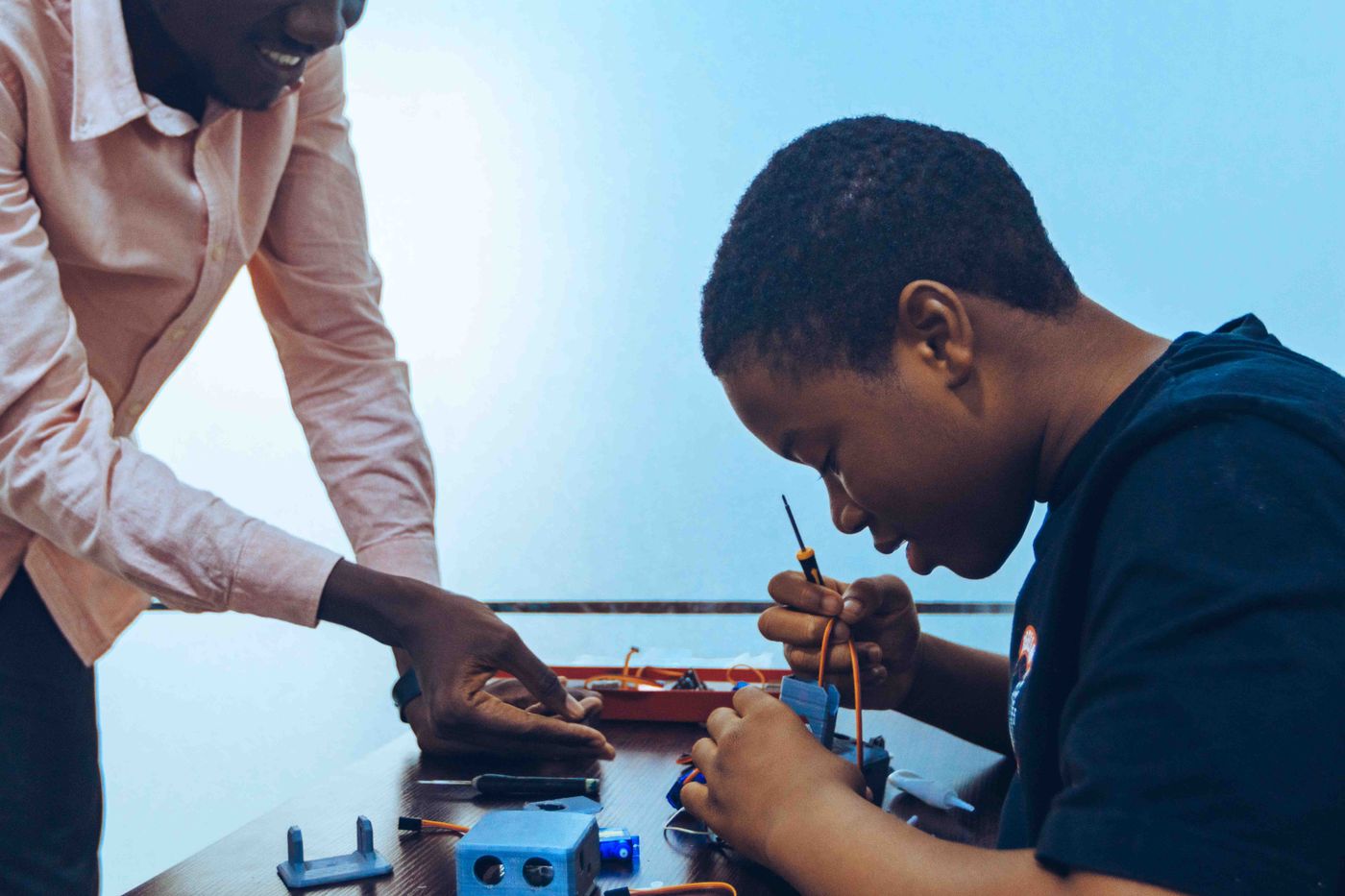 Accompagnement d’un élève pendant un atelier à Accra