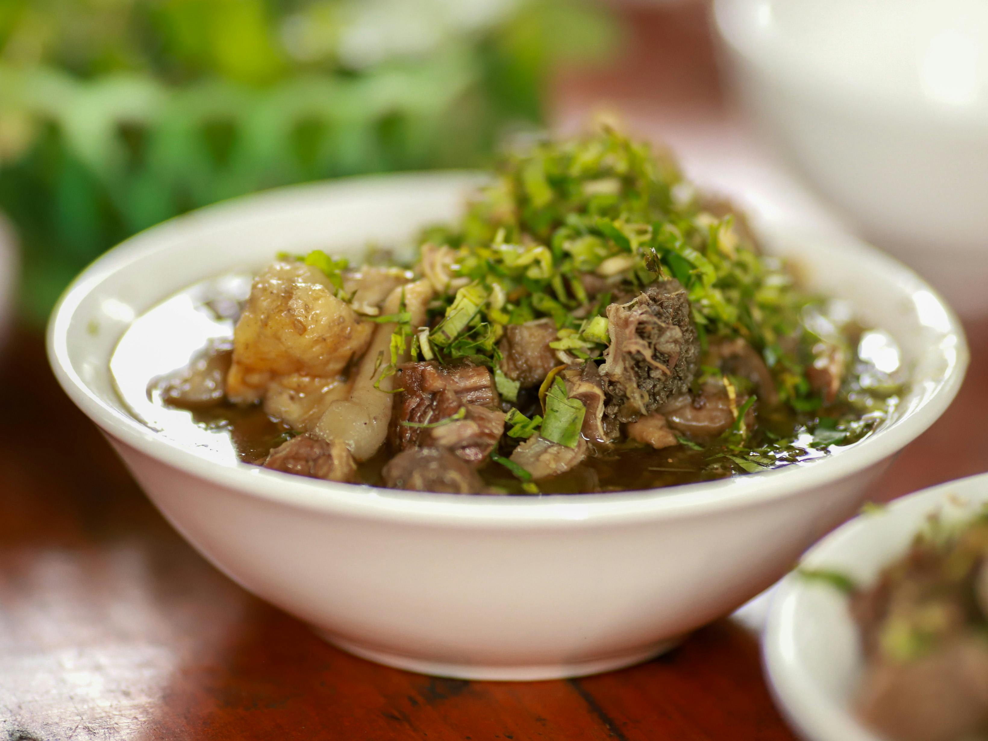 Gratis Un saporito piatto vietnamita a base di carne ed erbe fresche, tipico di Lào Cai, Vietnam. Foto a disposizione