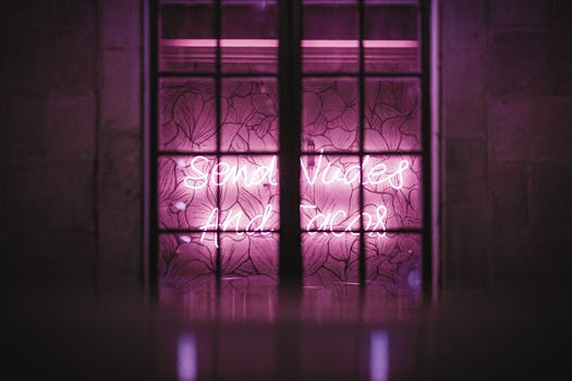 亮粉色霓虹灯在装饰窗框后增添了城市艺术气息