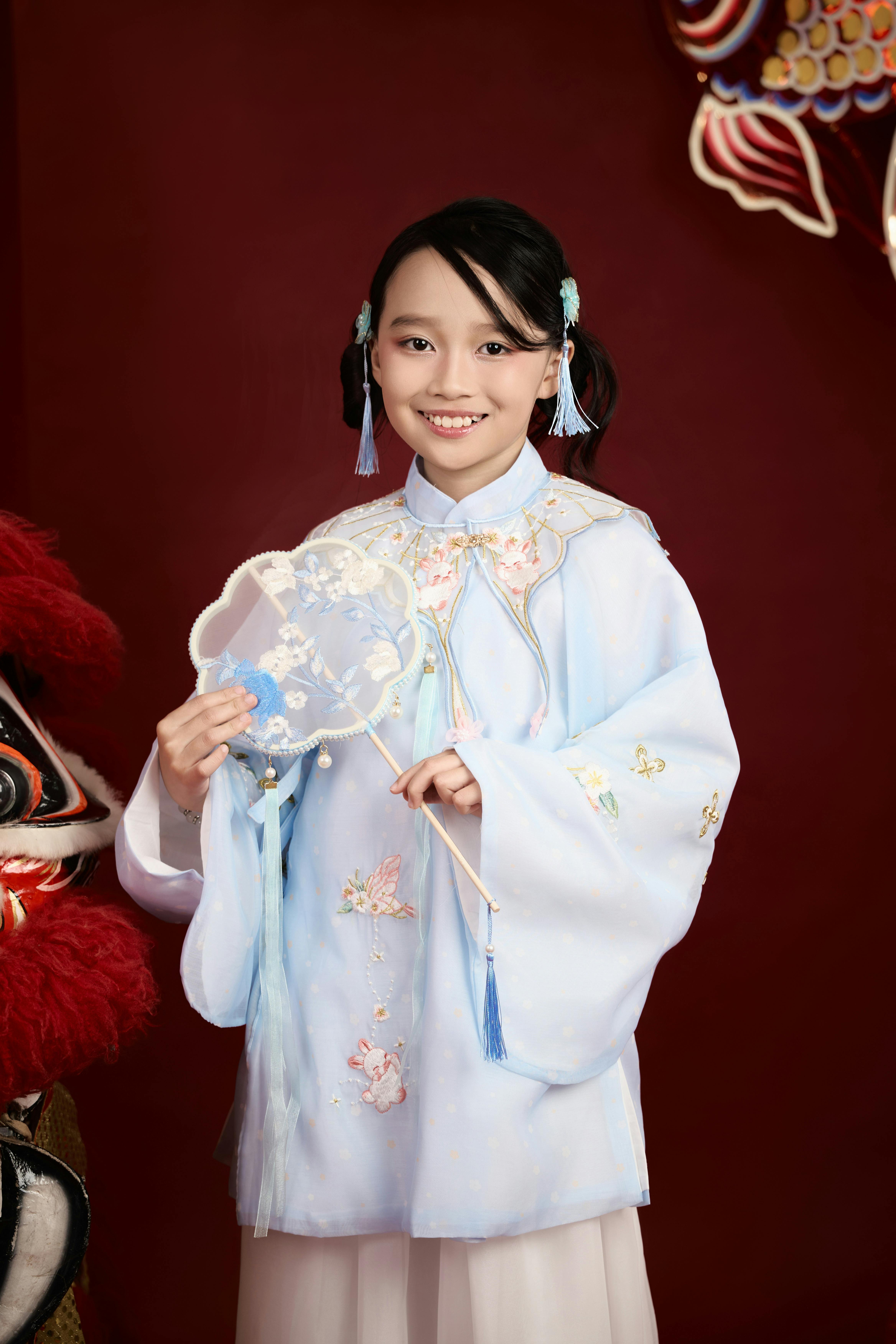 Gratis Ung jente i blå Hanfu som holder vifte, feirer kinesisk nyttår i Ho Chi Minh-byen, Vietnam. Arkivbilde