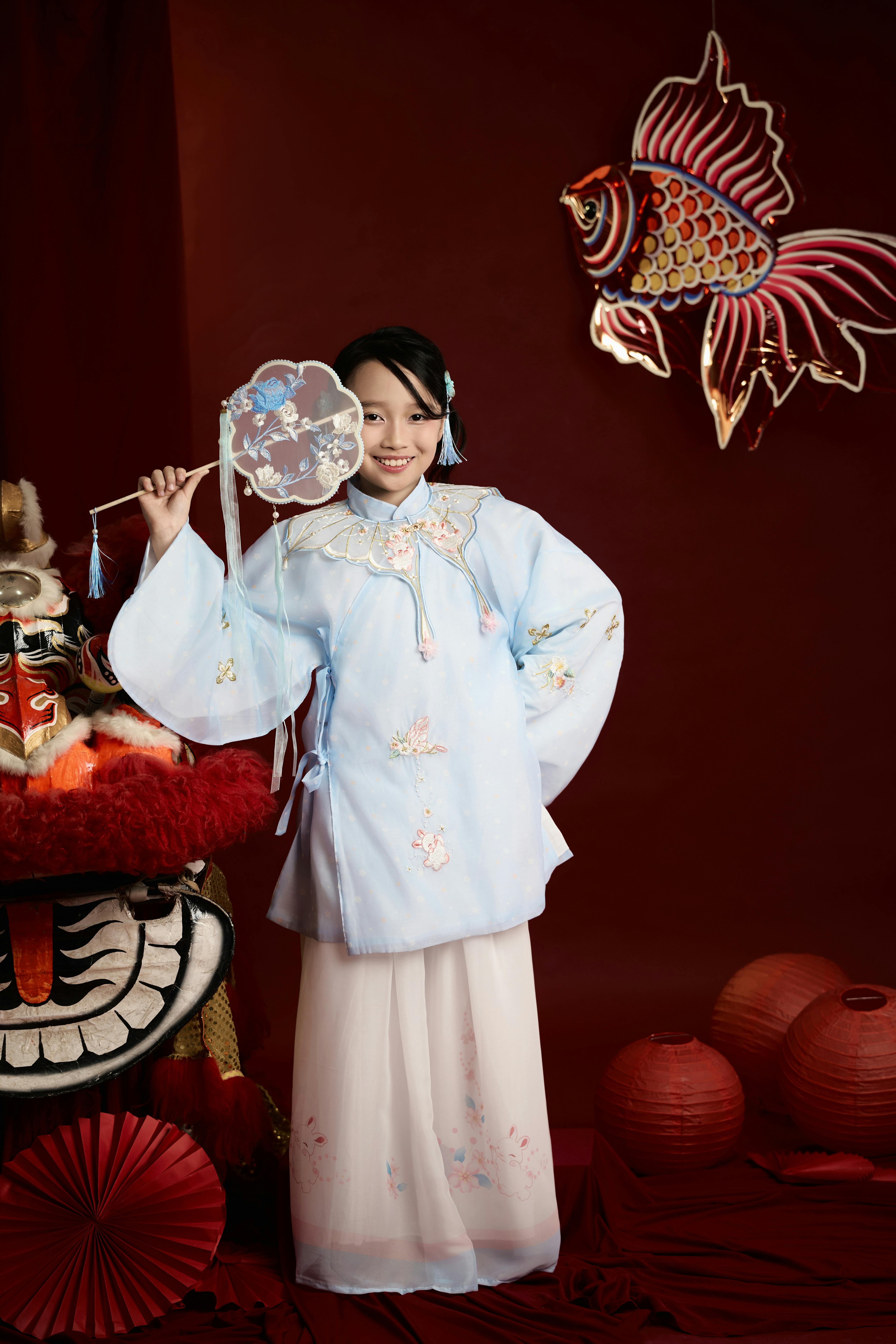 免费 身着越南服装、带着节日装饰和灯笼的小女孩 素材图片