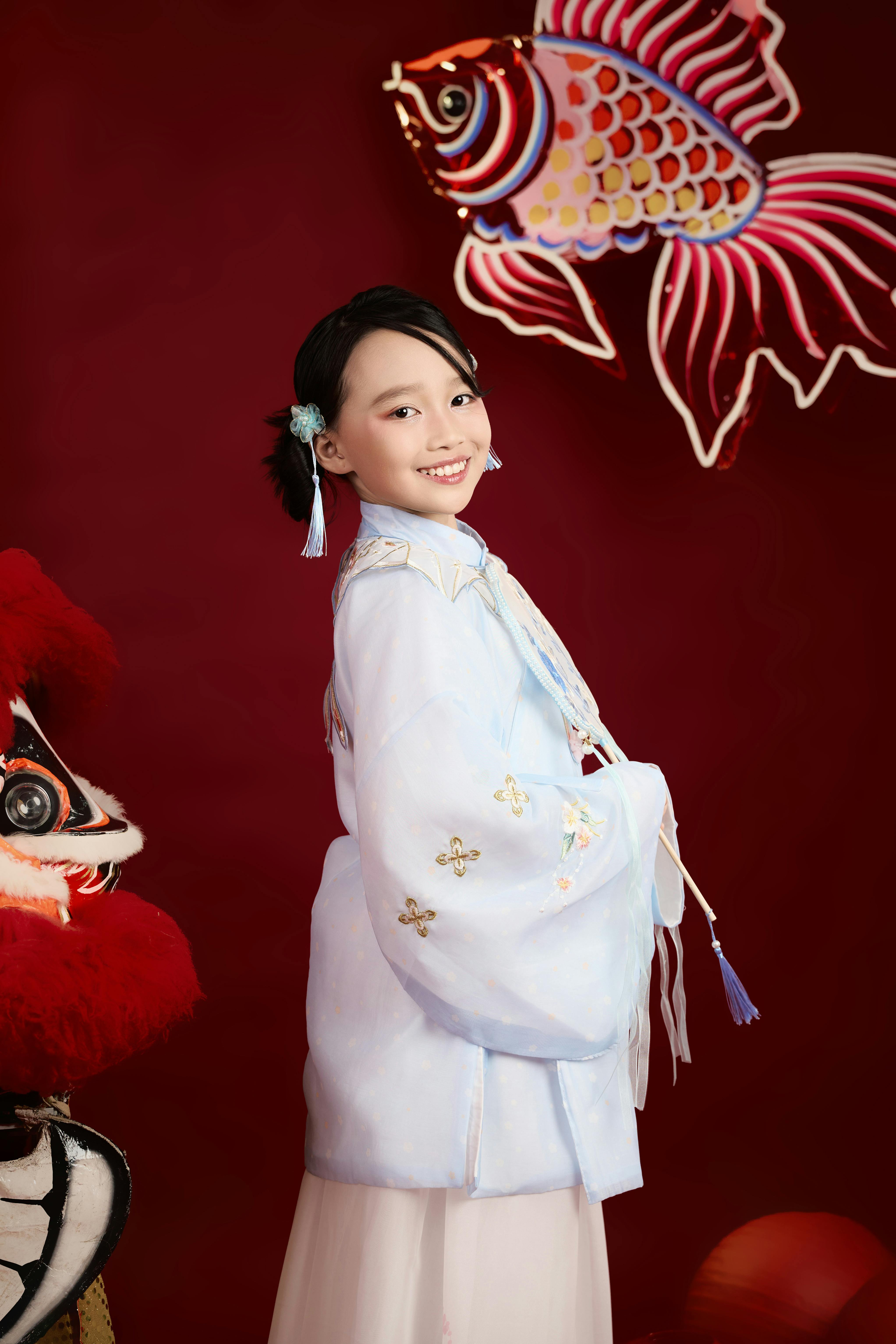 免费 身着传统服装、佩戴节日装饰的年轻女孩，捕捉文化庆典的景象。 素材图片