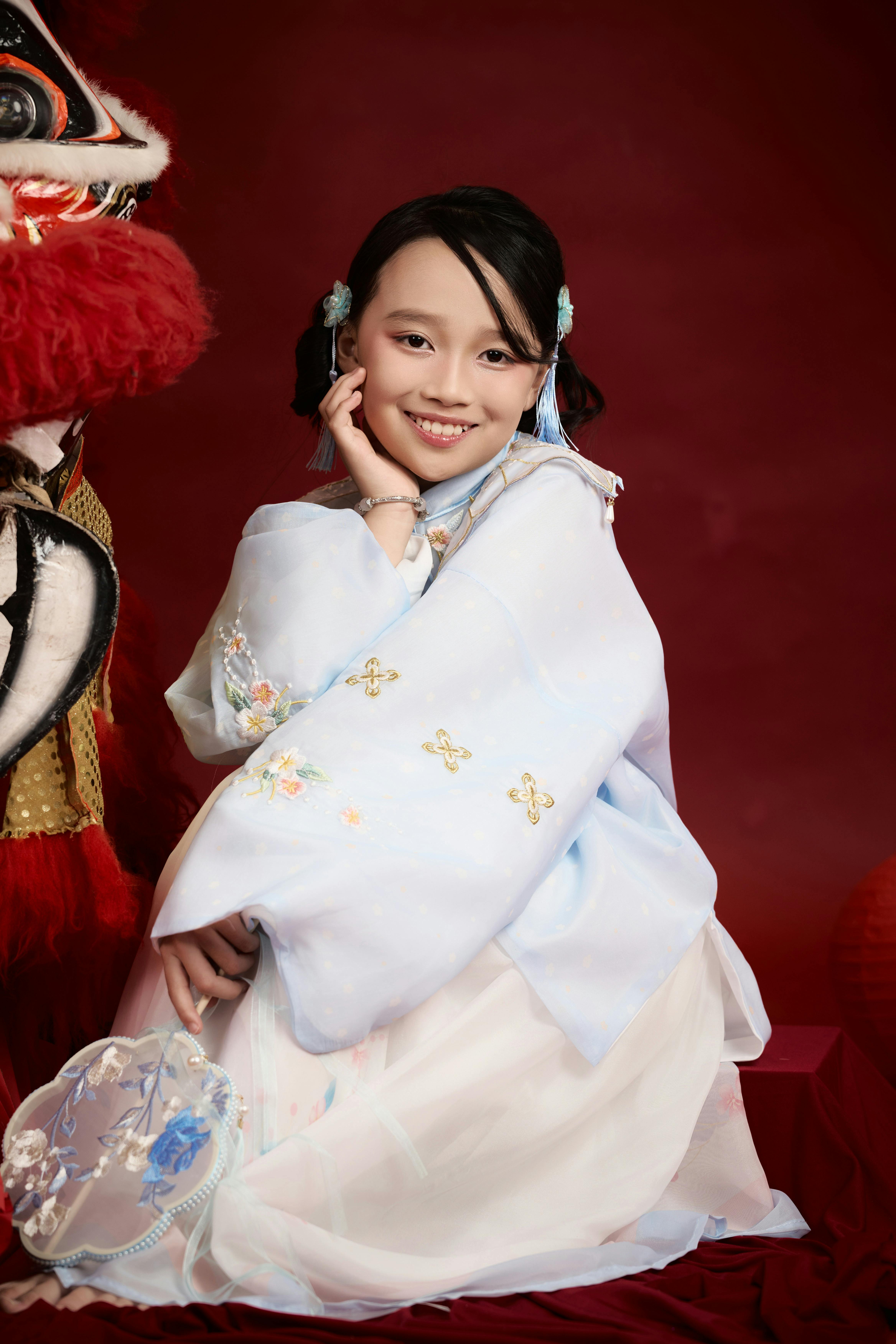 Gratis Un bambino allegro in abiti vietnamiti, con una figura che danza il drago. Foto a disposizione