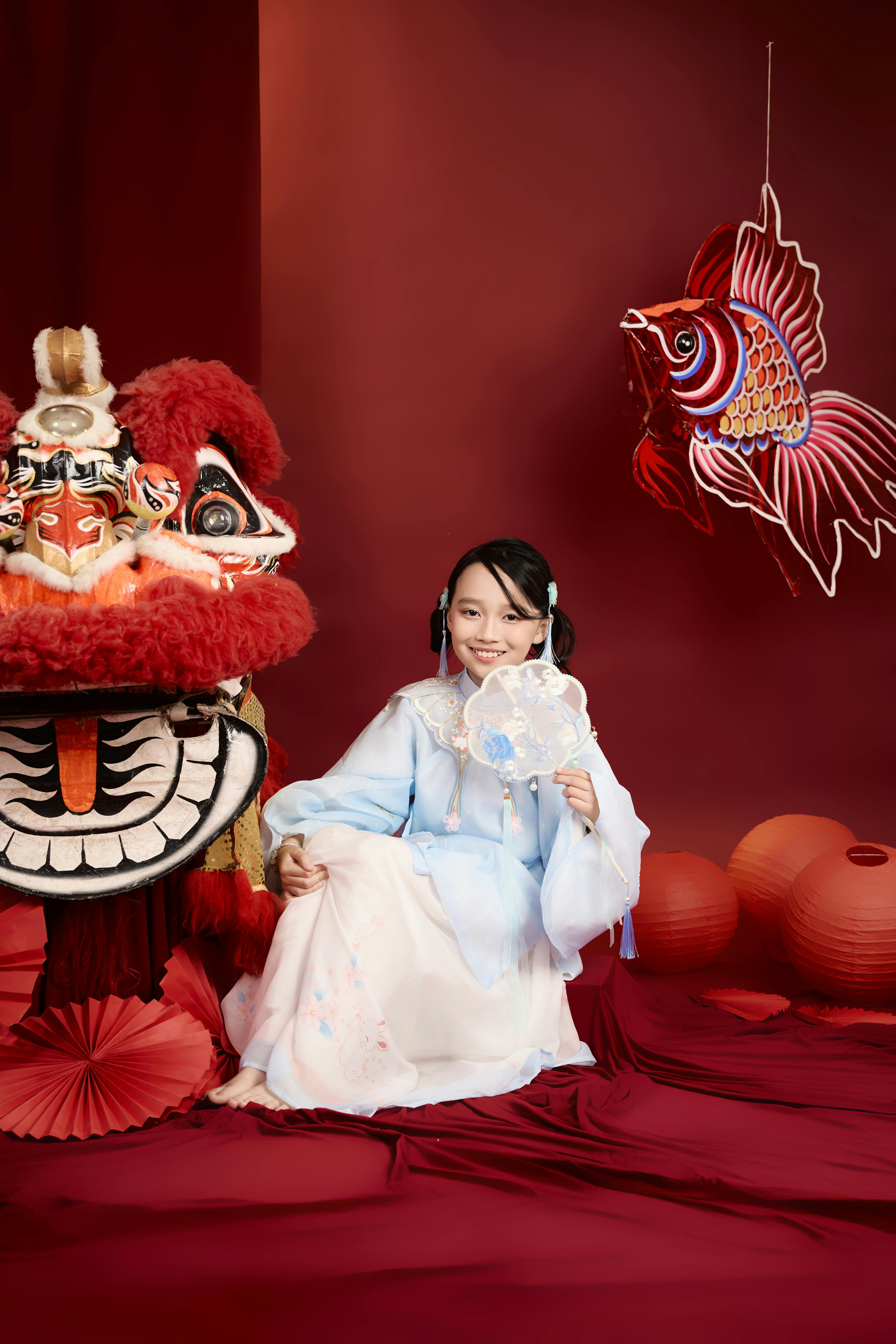 Miễn phí Cô gái trong trang phục truyền thống múa lân và đèn lồng ở Việt Nam. Ảnh lưu trữ