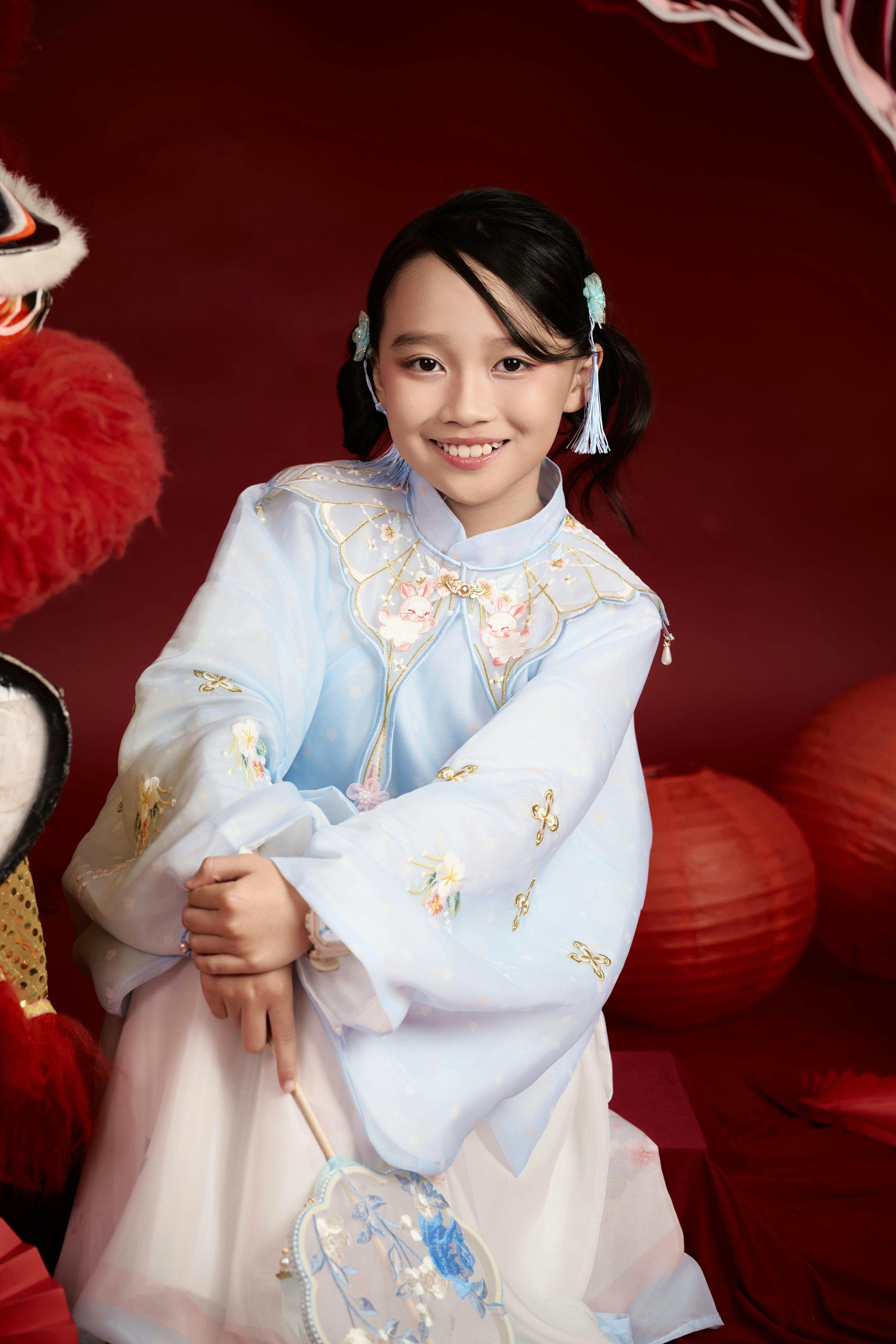 免费 身着越南传统服饰的年轻女孩，背景中挂着灯笼。 素材图片