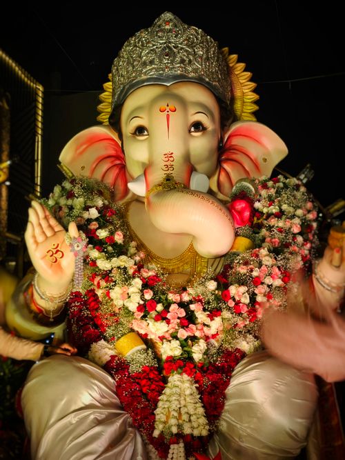 Free Colorful Ganesh statue adorned with flowers, symbolizing prosperity and new beginnings. Stock Photo