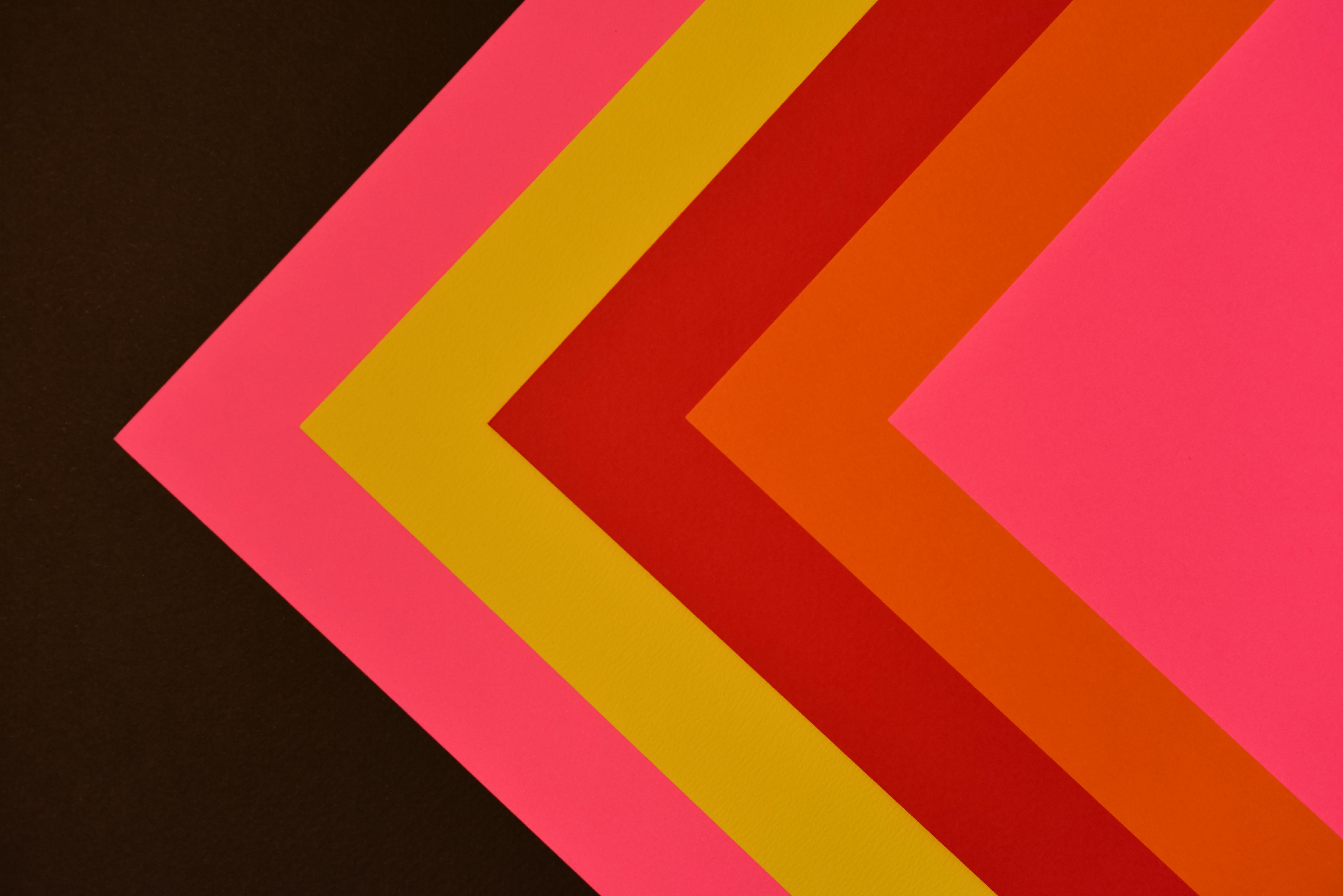 Gratis Fargerik geometrisk papiroppsett med dristige rosa, røde og oransje nyanser skaper et moderne abstrakt design. Arkivbilde